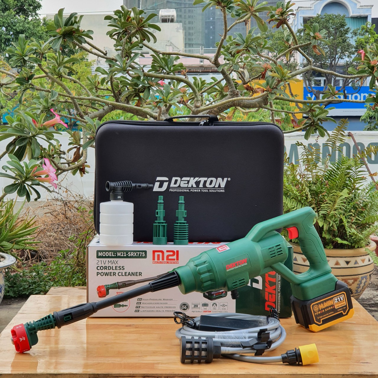 Máy xịt rửa xe pin 21v dekton m21-srx775 180w mẫu mới áp cao tặng phụ kiện khi mua combo
