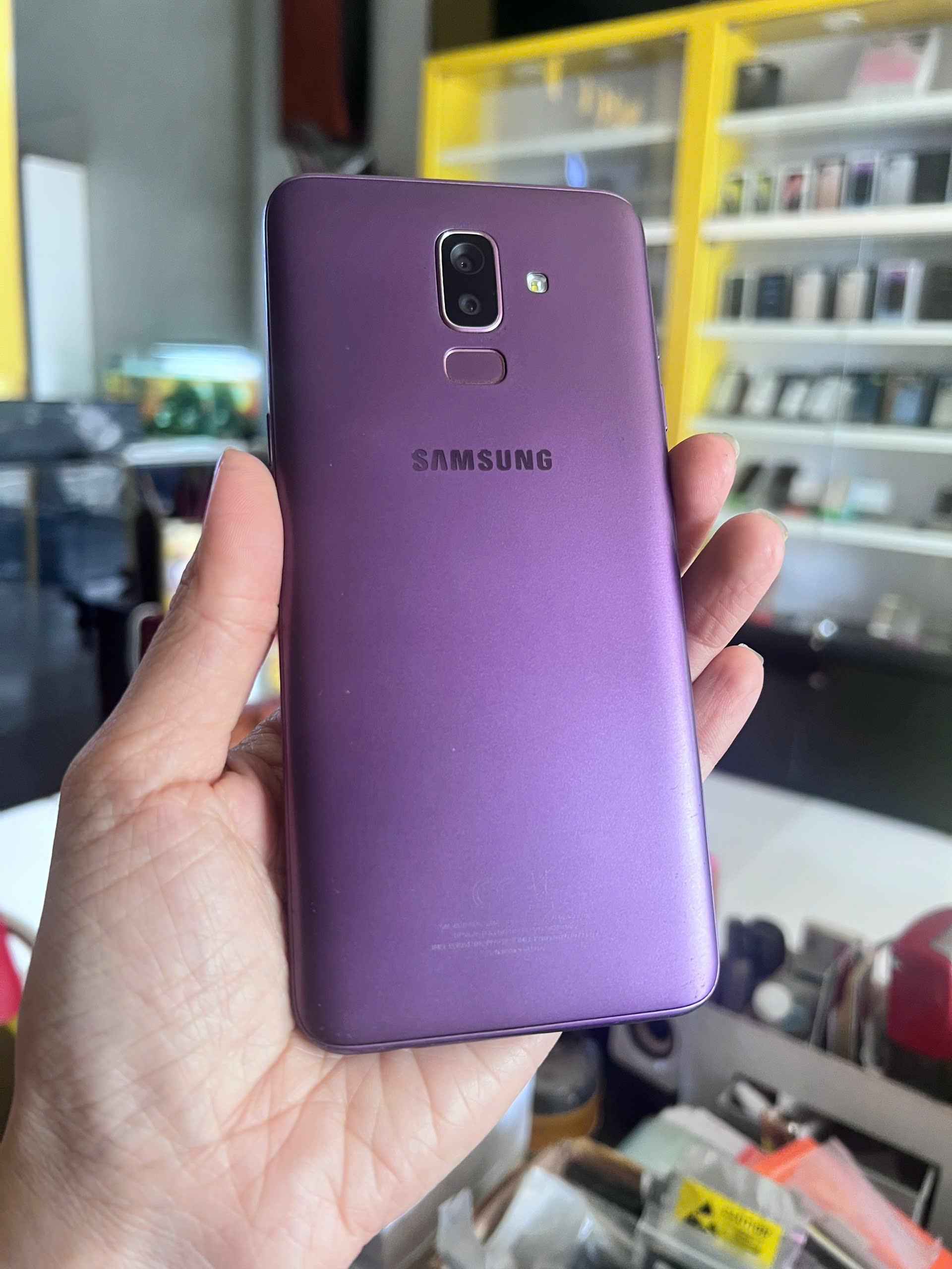 Điện thoại Samsung J8 32GB . Cũ đẹp như mới 98%. Màu TÍm