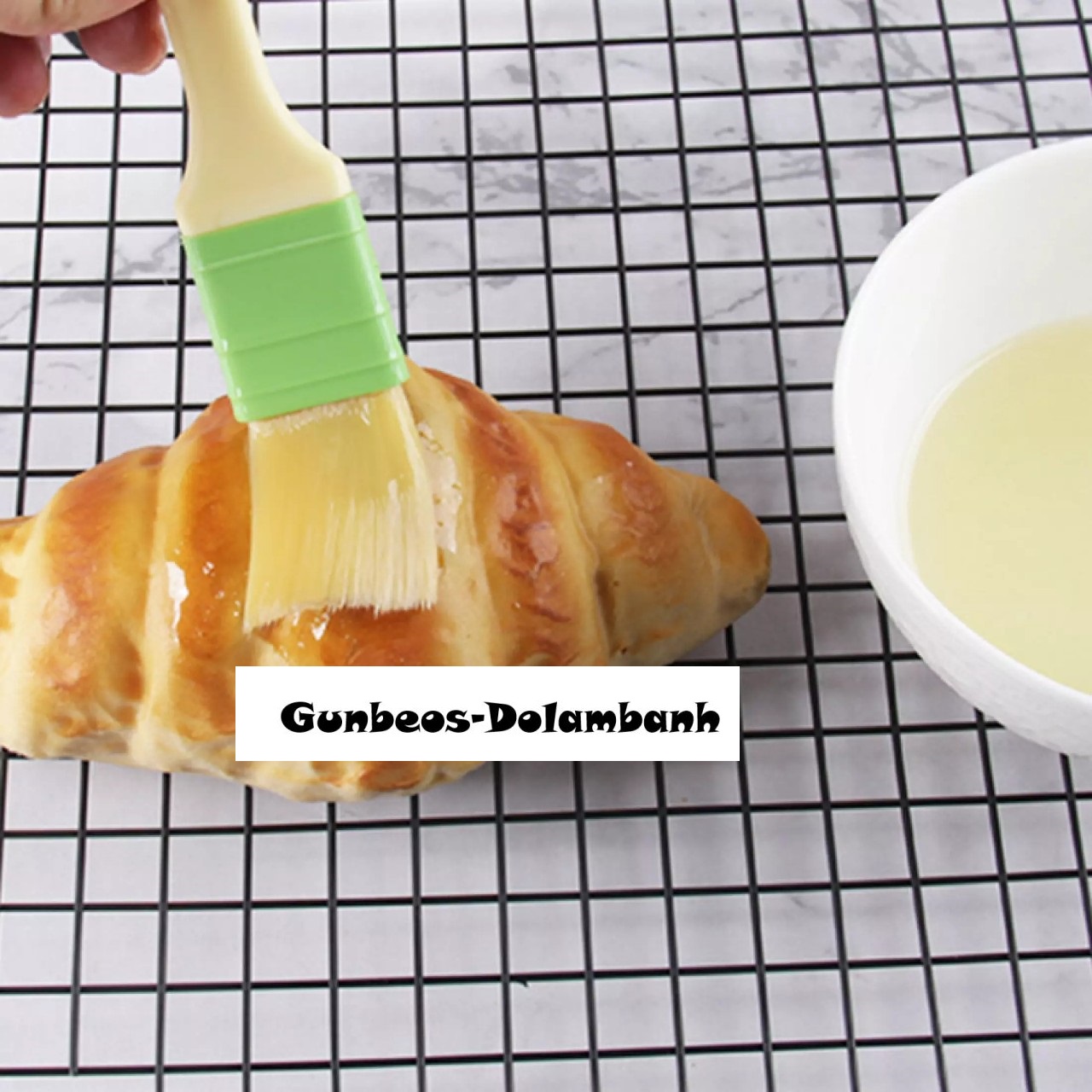 Chổi lông vàng cán nhựa quét mặt bánh