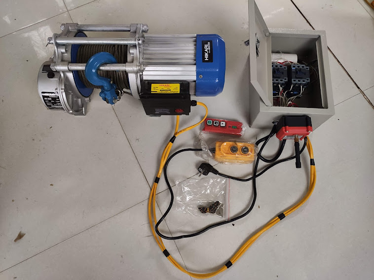 Tời điện HiKari HR 3500 công suất 3,5 KW 220 vôn, lắp bộ điều khiển từ xa F21-2S +hộp khởi động từ. Madein Thái lan (nâng 1500-3000kg) màu xanh trắng, dây đồng chịu nhiệt cáp chịu lực lõi thép,