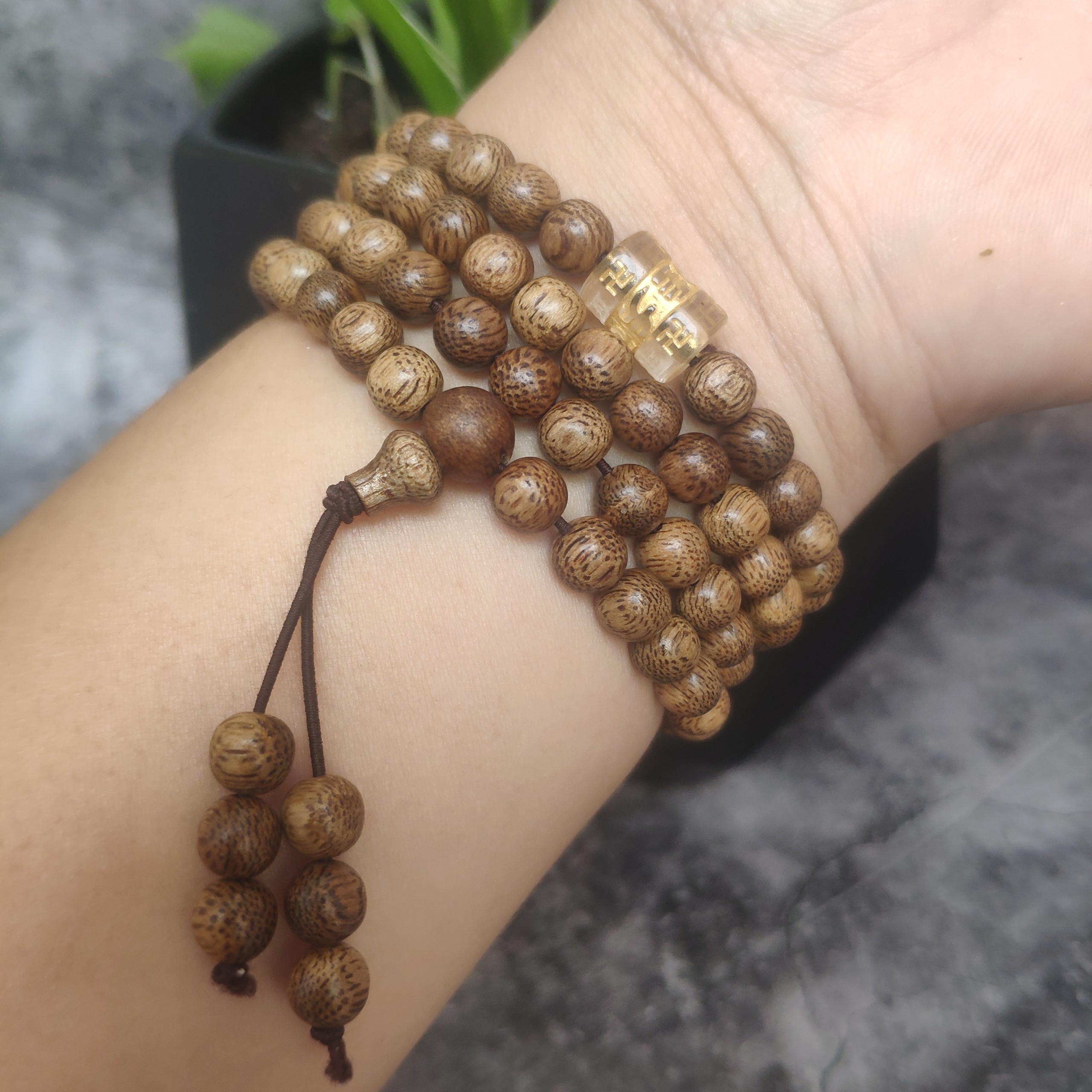 Vòng Tay Trầm Hương 108 Hạt Mix Lu Thống Om Mani Trắng Hợp Mệnh Kim