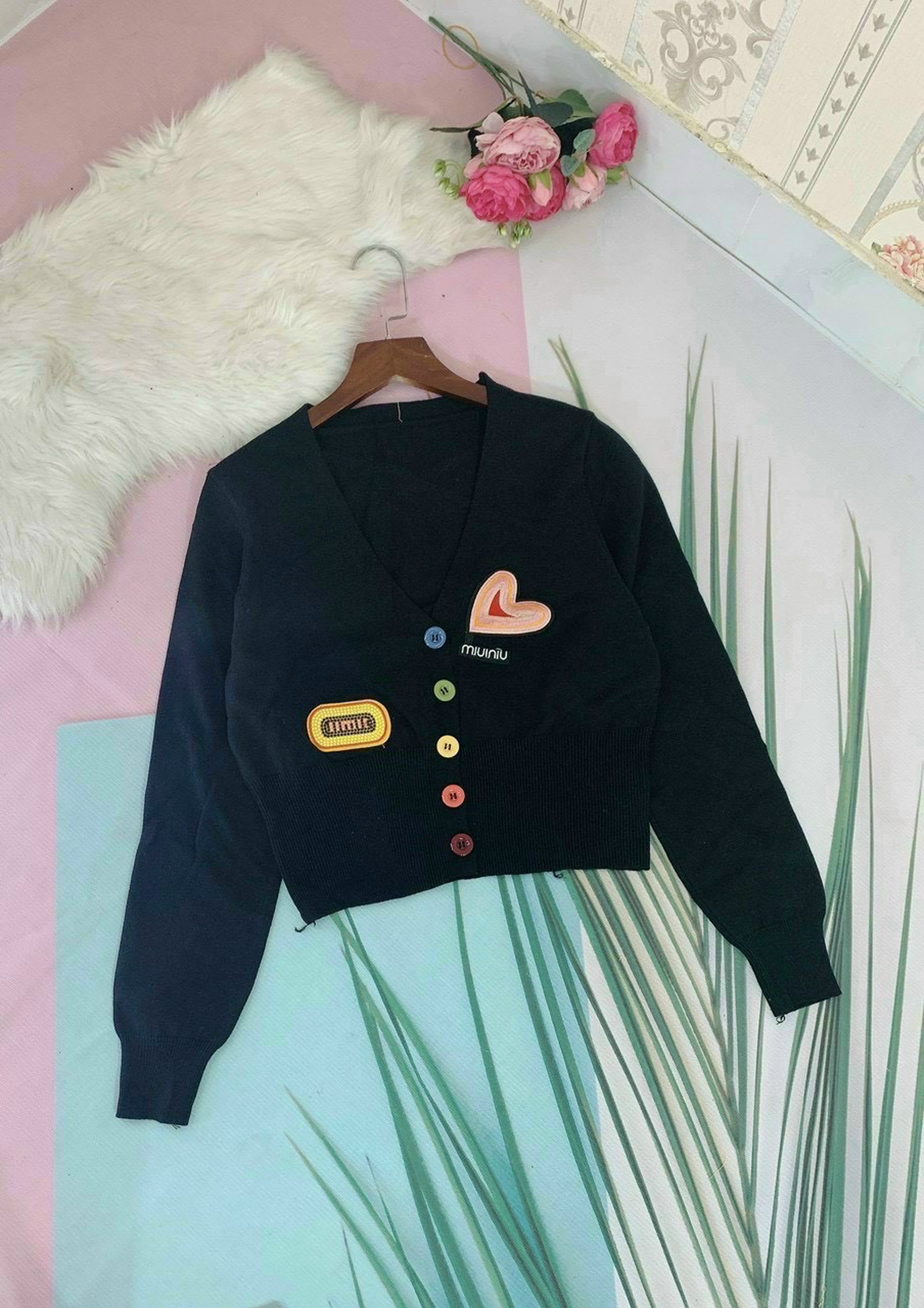 Áo khoác kiểu tay dài cổ v form croptop cúc cài quyến rũ