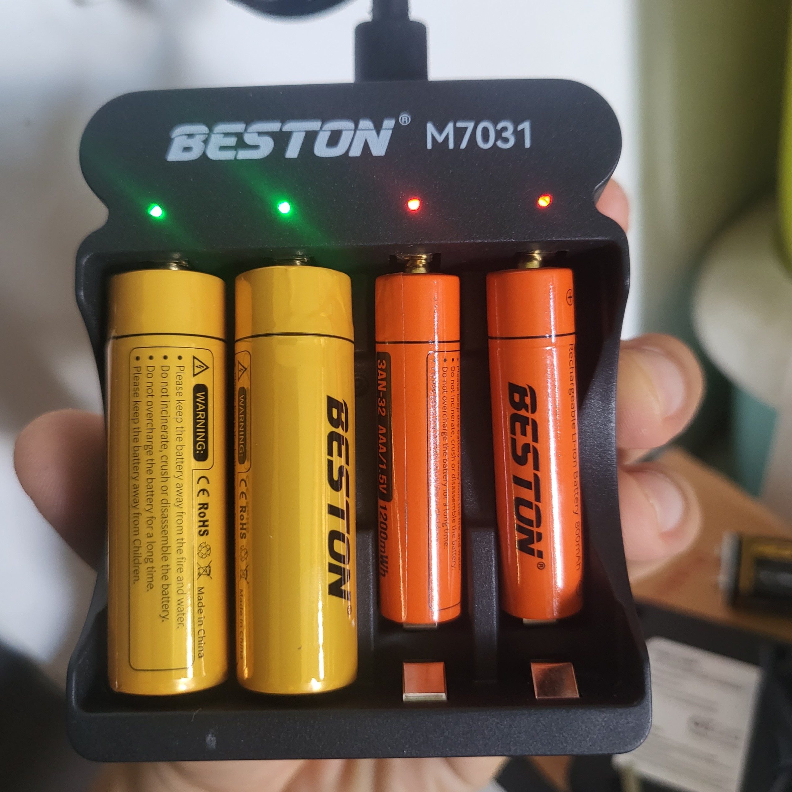 Bộ sạc pin 1.5V Beston M7031 mẫu mới 2023 dùng cho pin AA AAA Lithium