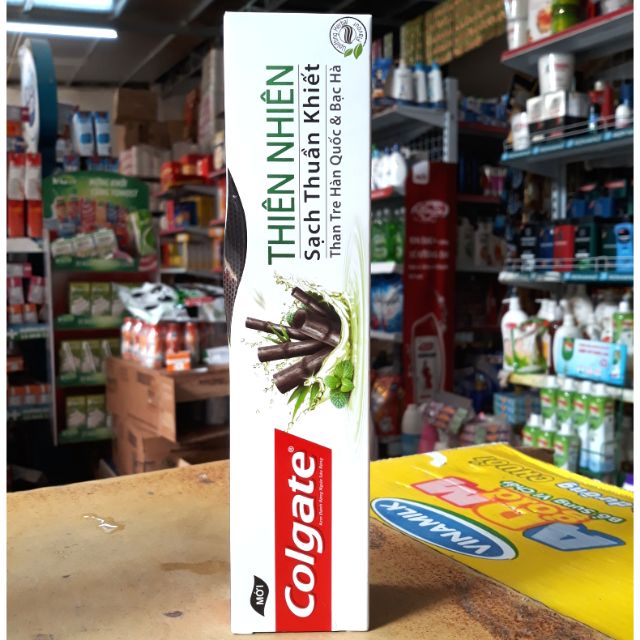 KEM ĐÁNH RĂNG COLGATE THIÊN NHIÊN THAN TRE HÀN QUỐC &BẠC HÀ-180g