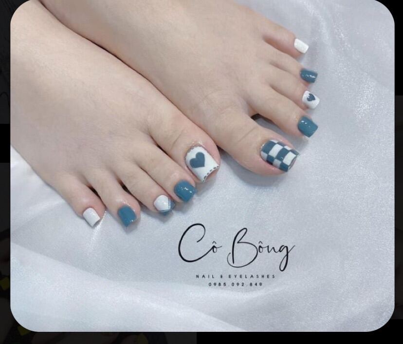 Những mẫu sơn móng chân màu xanh dương được yêu thích nhất