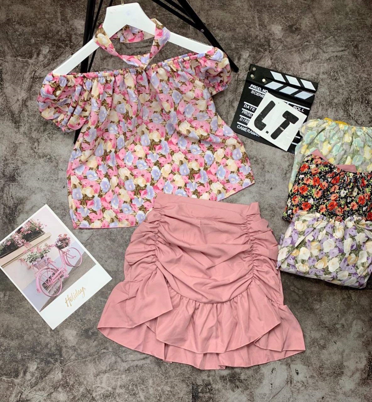 Set áo hoa cúc trễ vai chân váy dúng kiểu