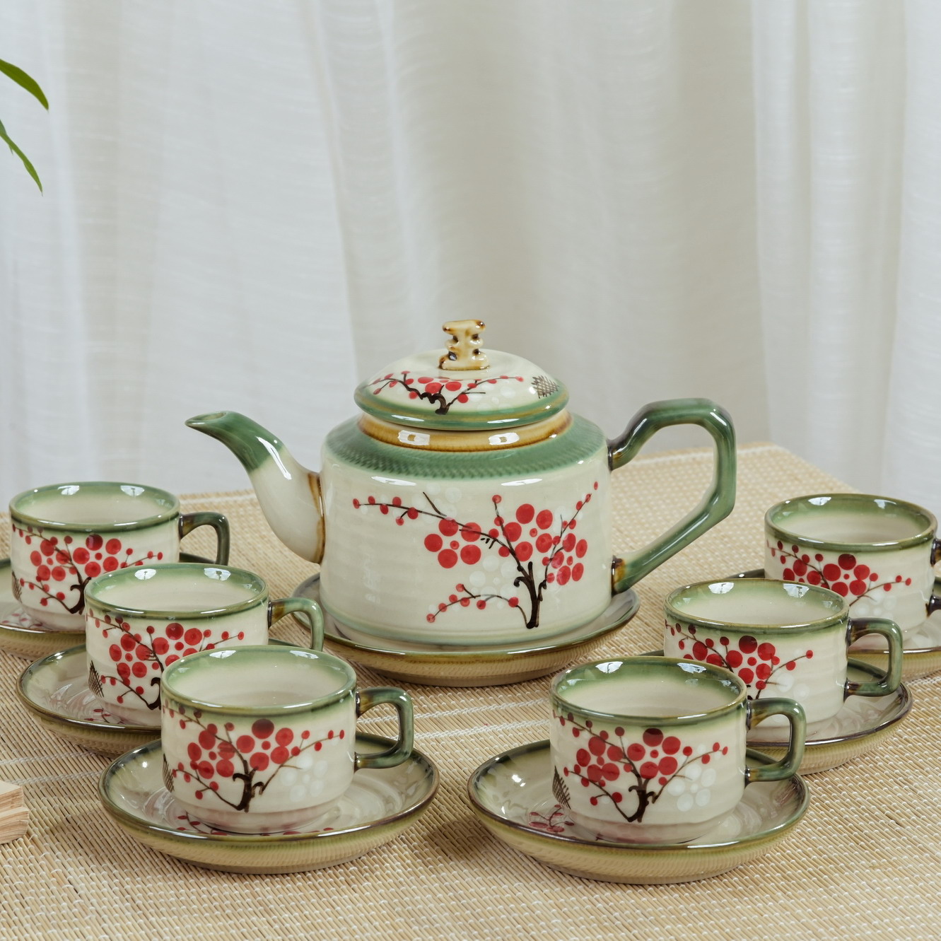 Bộ ấm chén uống trà mạn Cây Thông, gốm men tro vẽ tay họa tiết hoa lá. 01 bộ gồm: 1 ấm + 6 chén + 7 đĩa lót