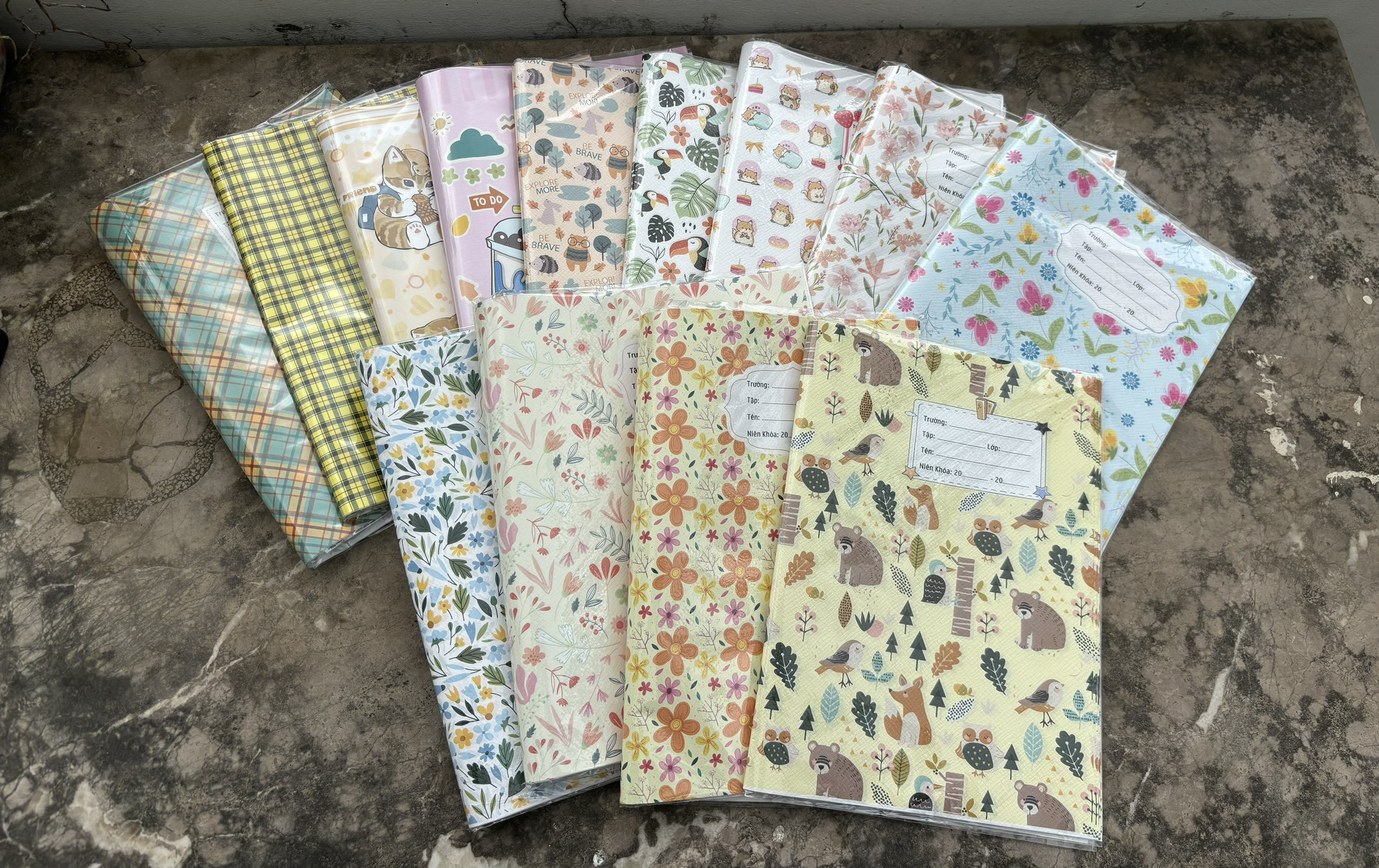 SET 20 TỜ BAO TẬP LỤA KÍCH THƯỚC 24,5X36CM , KHI BỌC GẤP MÉP PHẦN GIẤY DƯ LẠI ( KO KÈM BAO KIẾNG CÓ NAI )