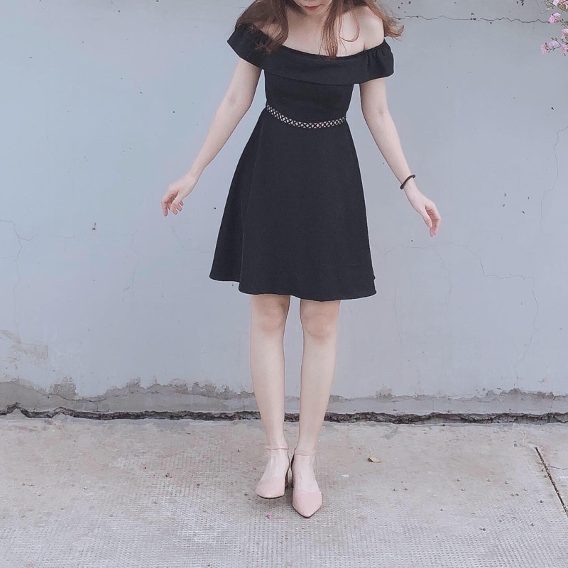 Đầm đen hạ vai ruchan
