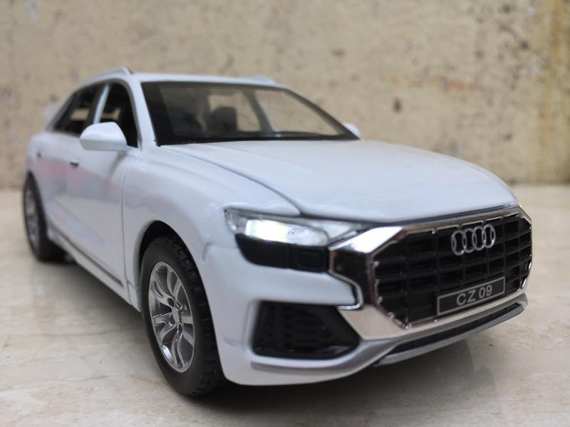 [HCM]Mô hình xe ô tô AUDI Q8 1:32