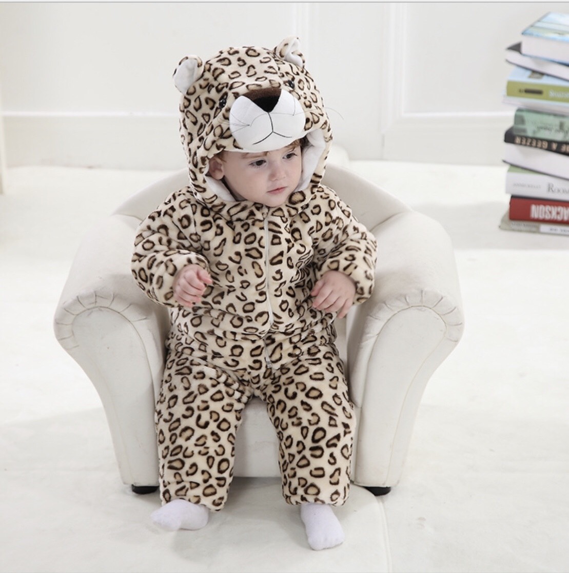 Bộ liền thân động vật hình con báo chất liệu nhung lông cho bé màu trắng ngà