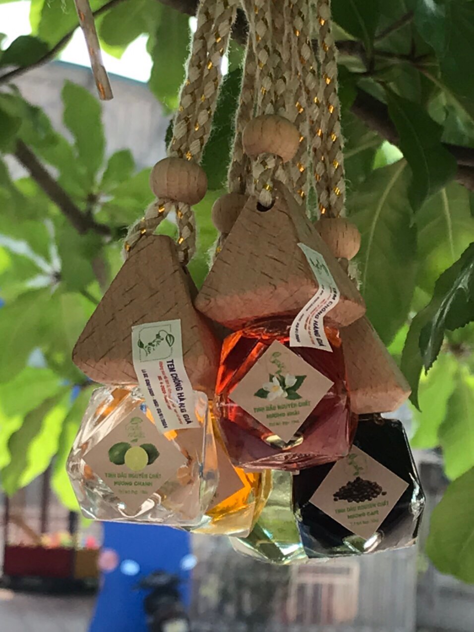 Tinh dầu treo xe mộc niên hàng indo cực thơm đầy đủ tem mác đủ mùi hương treo tủ áo phòng ngủ quạt gió ô tô(Hoa hồng)