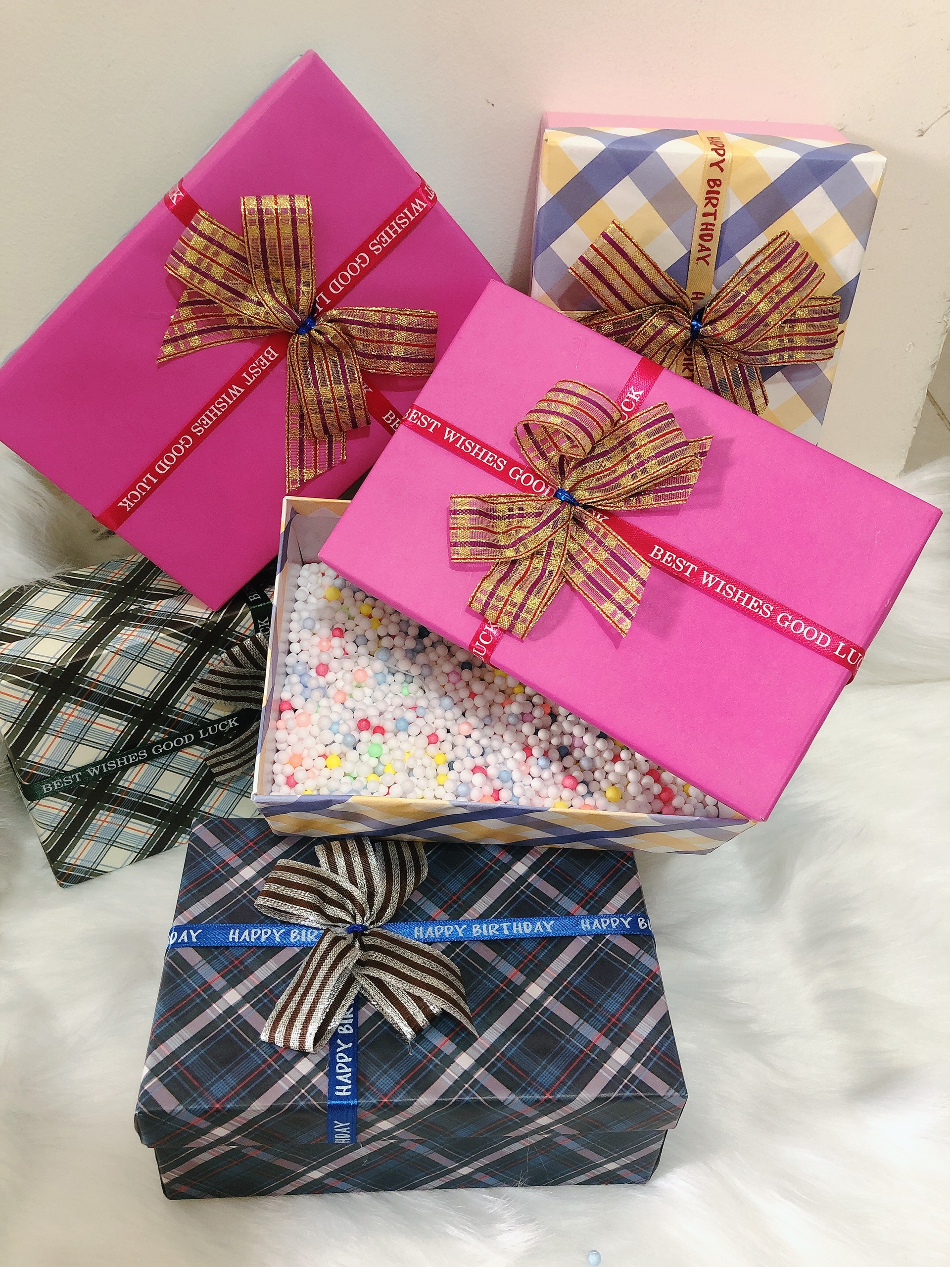 SET HỘP QUÀ HÌNH CHỮ NHẬT HỌA TIẾT NHIỀU MÀU KÈM HẠT XỐP