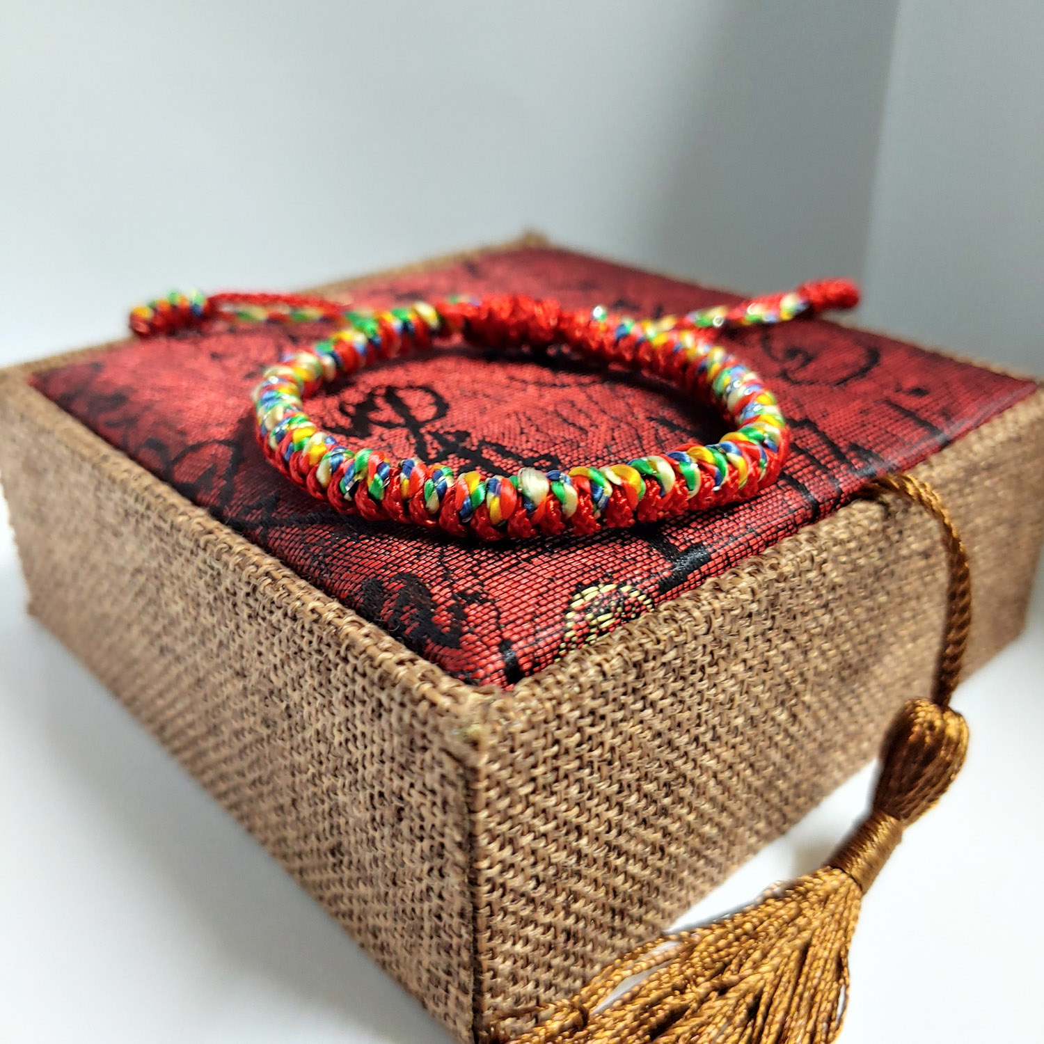 Đinh Đang Handmade _ Vòng tay thắt thủ công _ Vòng tay chỉ ngũ sắc phối đỏ