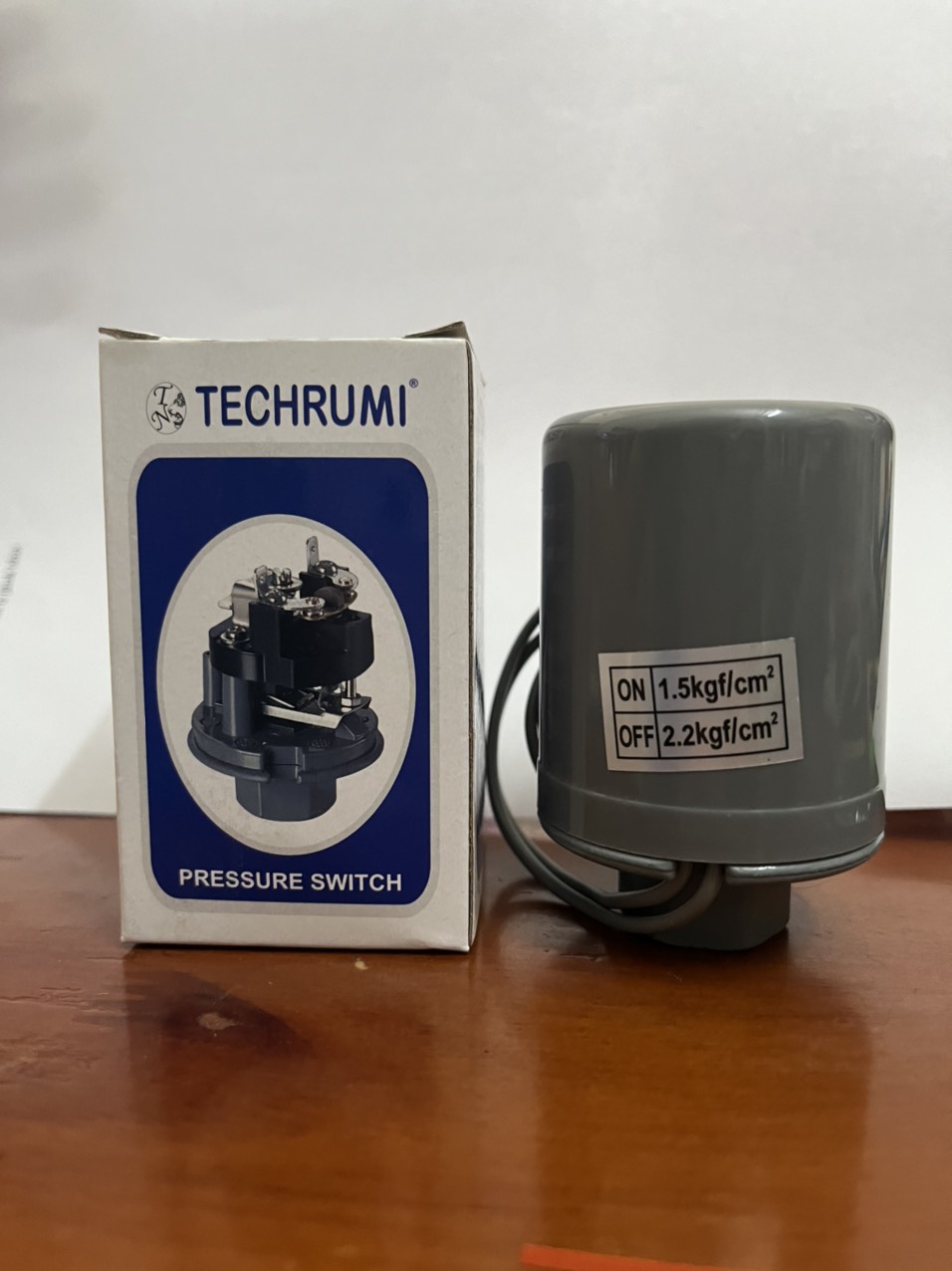 Rơ le máy bơm tăng áp hiệu techrumi