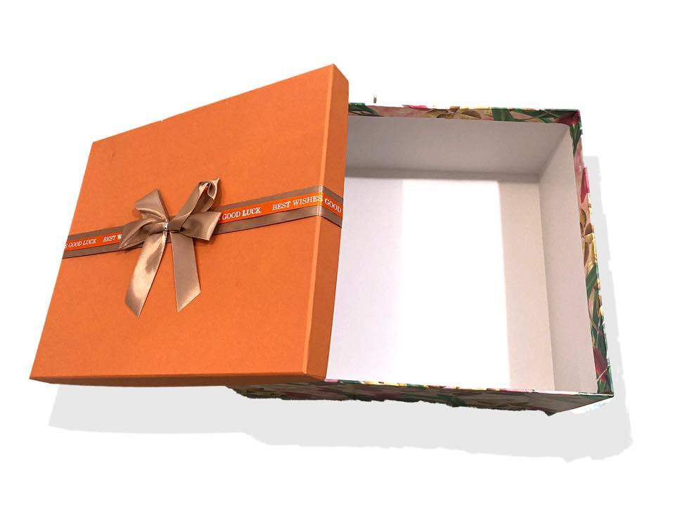 Hộp quà chữ nhật 30*26*12cm giao ngẫu nhiên.