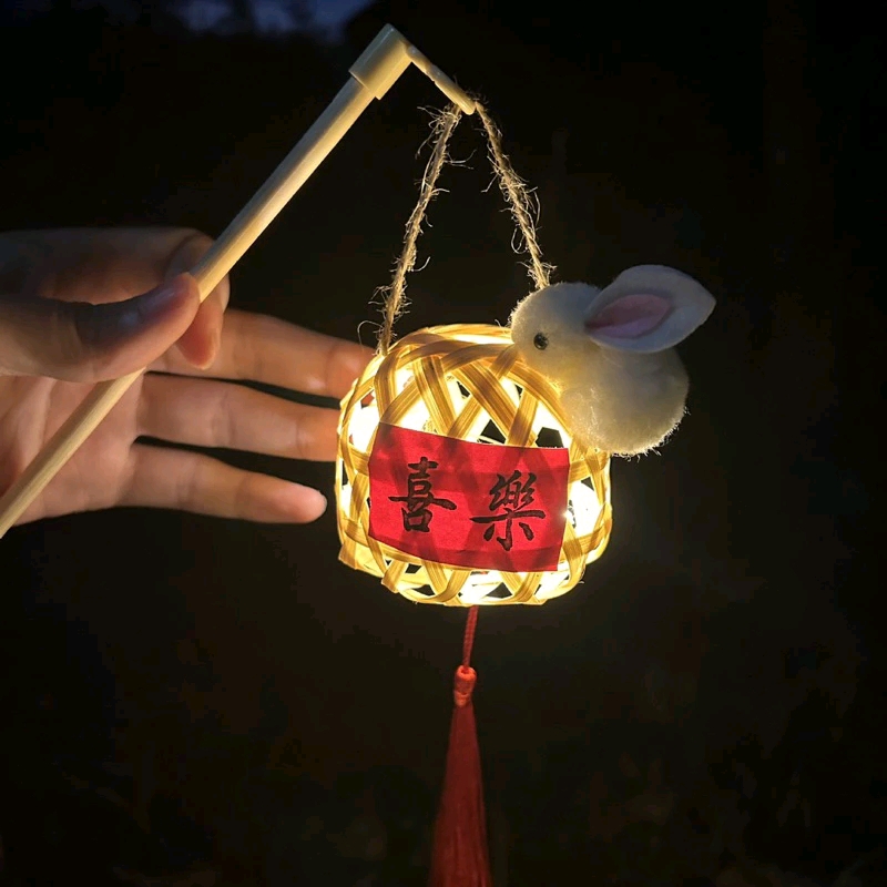 Lồng đèn Thỏ thiết kế với giỏ mây tre đan thủ công độc đáo,đèn lồng có đèn Led dùng chơi trung thu trang trí deco đẹp đẽ