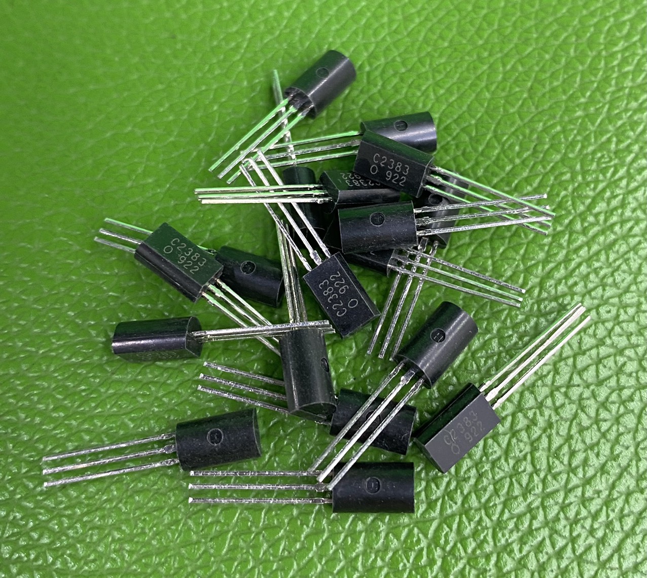 Bộ 10 chiếc c2382 - a1013 to92 transistor npn - pnp 1a 160v