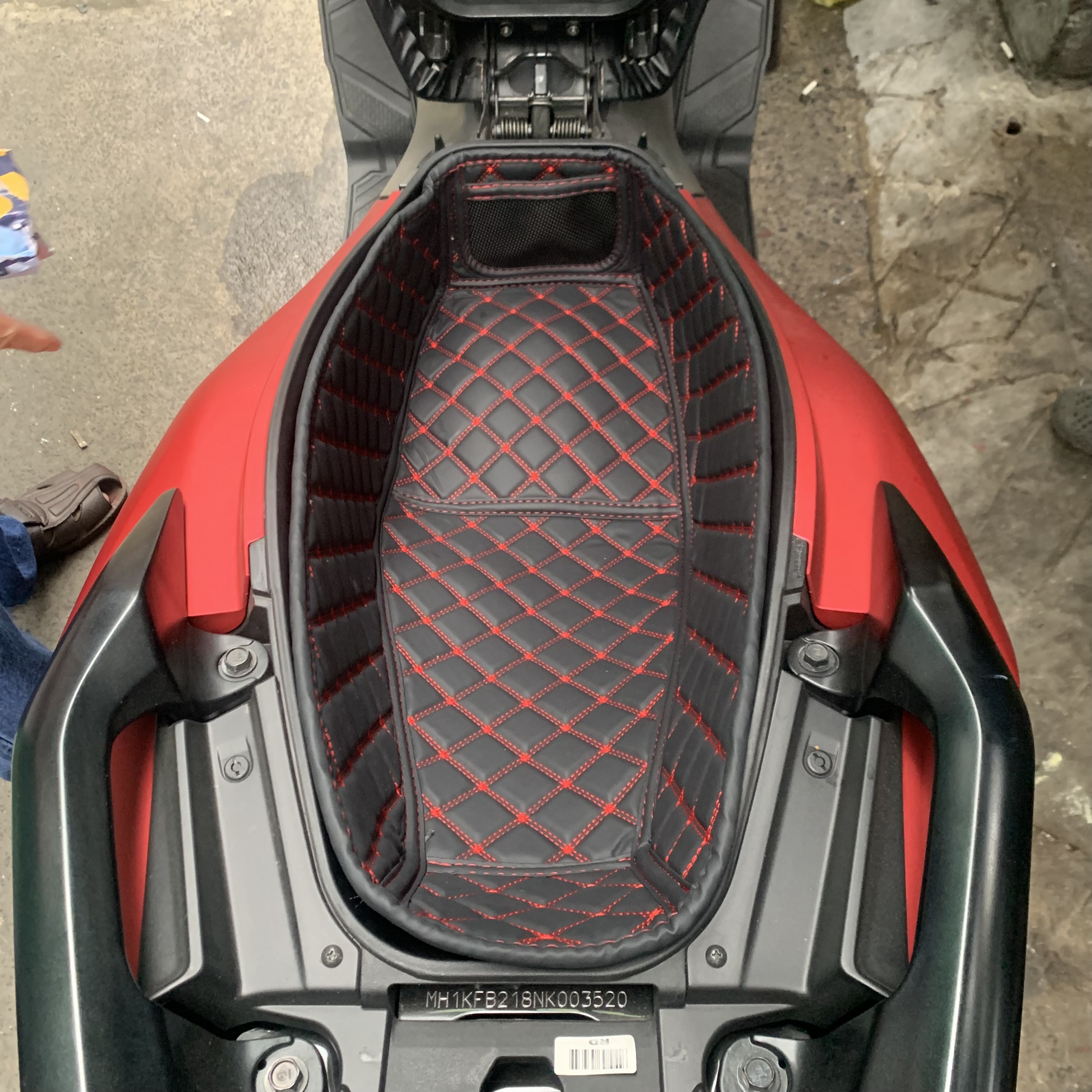 Lót cốp da cao cấp Honda PCX 125cc - 150cc và ADV 150cc, 2 xe này dùng chung,  (mẫu 160cc ko dùng loại này), CÓ TÚi thêu logo Honda cực đẹp