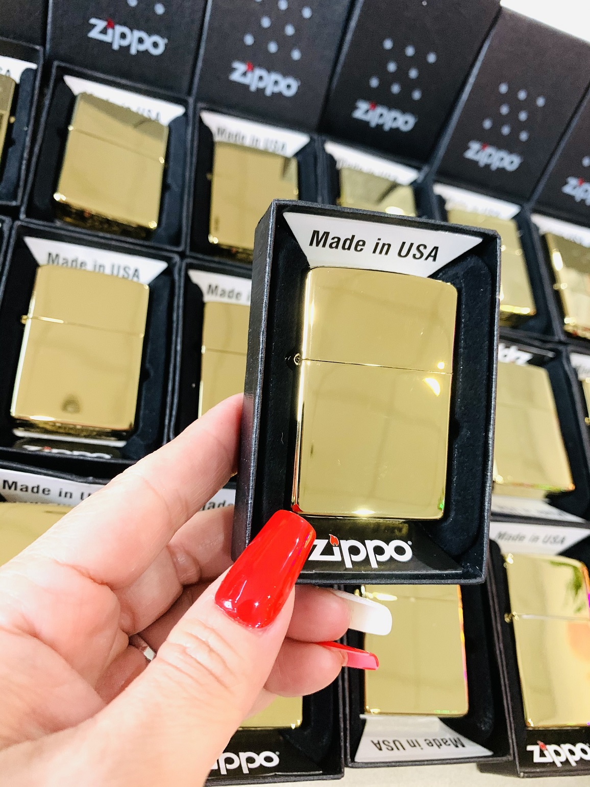 Bật lửa Zippo USA vàng bóng trơn Mua Zippo Usa Trơn Vàng Tem đỏ Zippo La Mã, chất liệu đồng nguyên khối trơn mới zin 100% fullbox