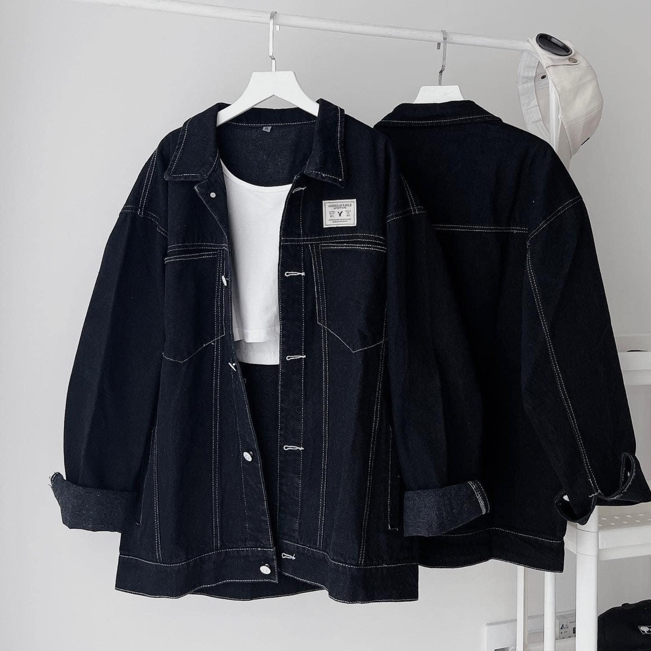Áo khoác jeans đen trơn basic có tag form rộng khoác ngoài unisex nam nữ nút bạc
