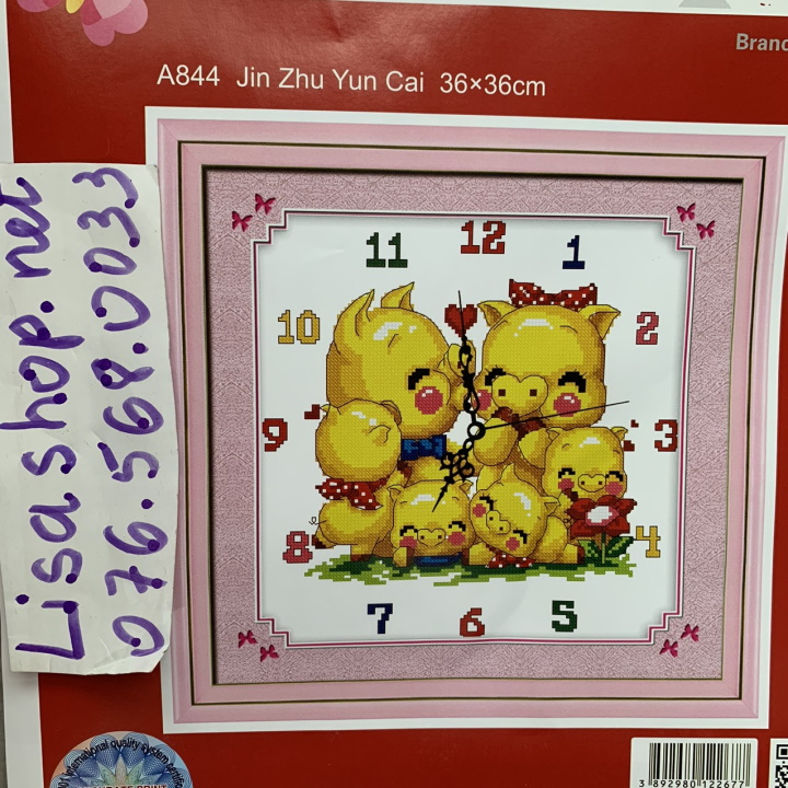 Tranh thêu chữ thập đồng hồ gia đình con heo 36x36cm chưa thêu a844