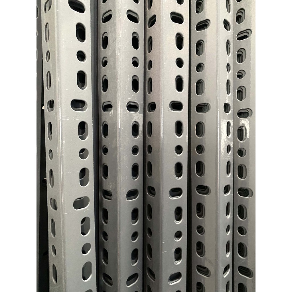 Thanh sắt v lỗ 3x3cm dày 2 ly - dài 40cm