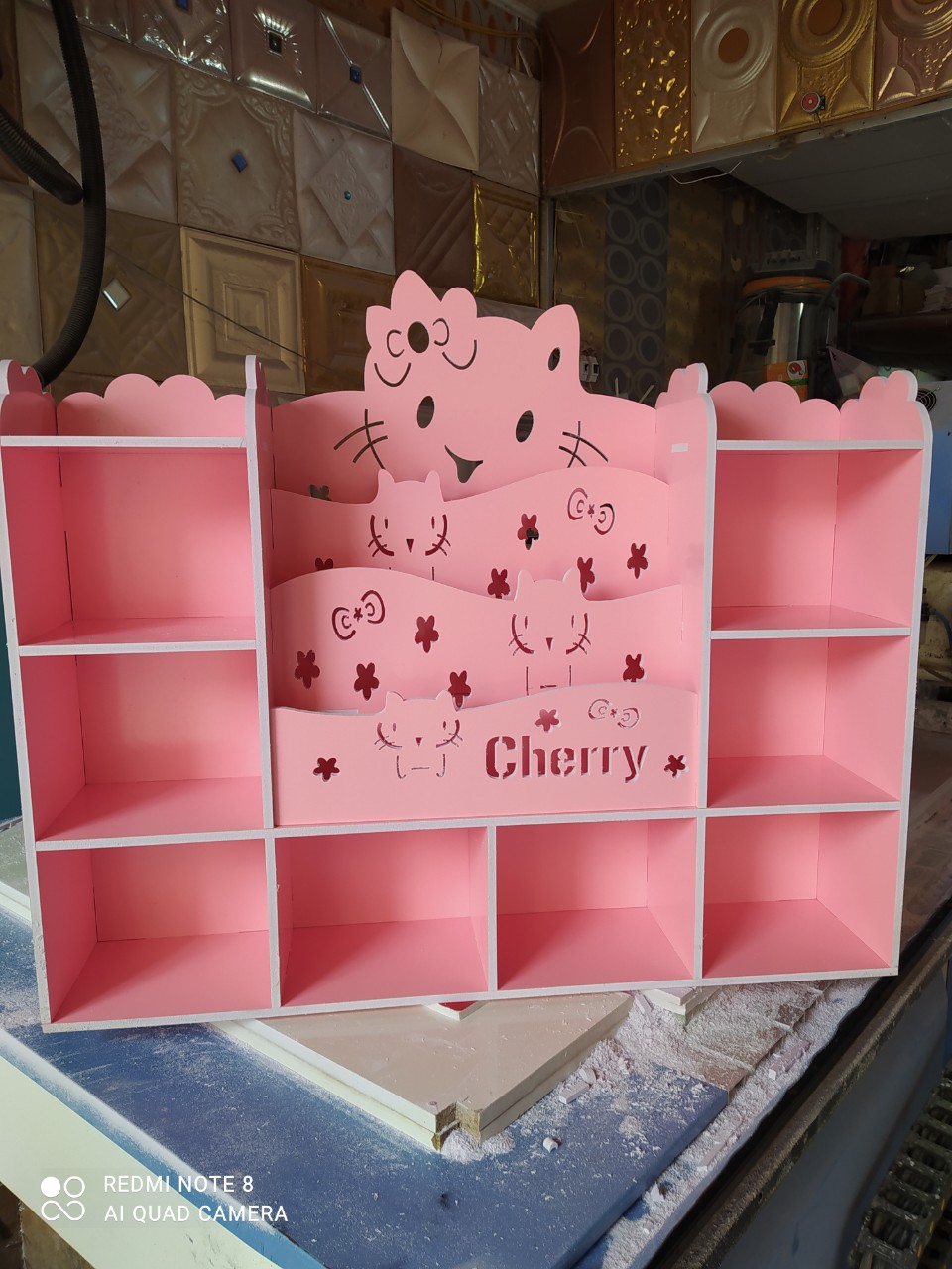 Kệ sách cho bé hình Hello Kitty màu hồng siêu cute 8 ngăn chứa đồ + 3 khe đựng sách, kích thước 70x96x20cm(cao x ngang x sâu)