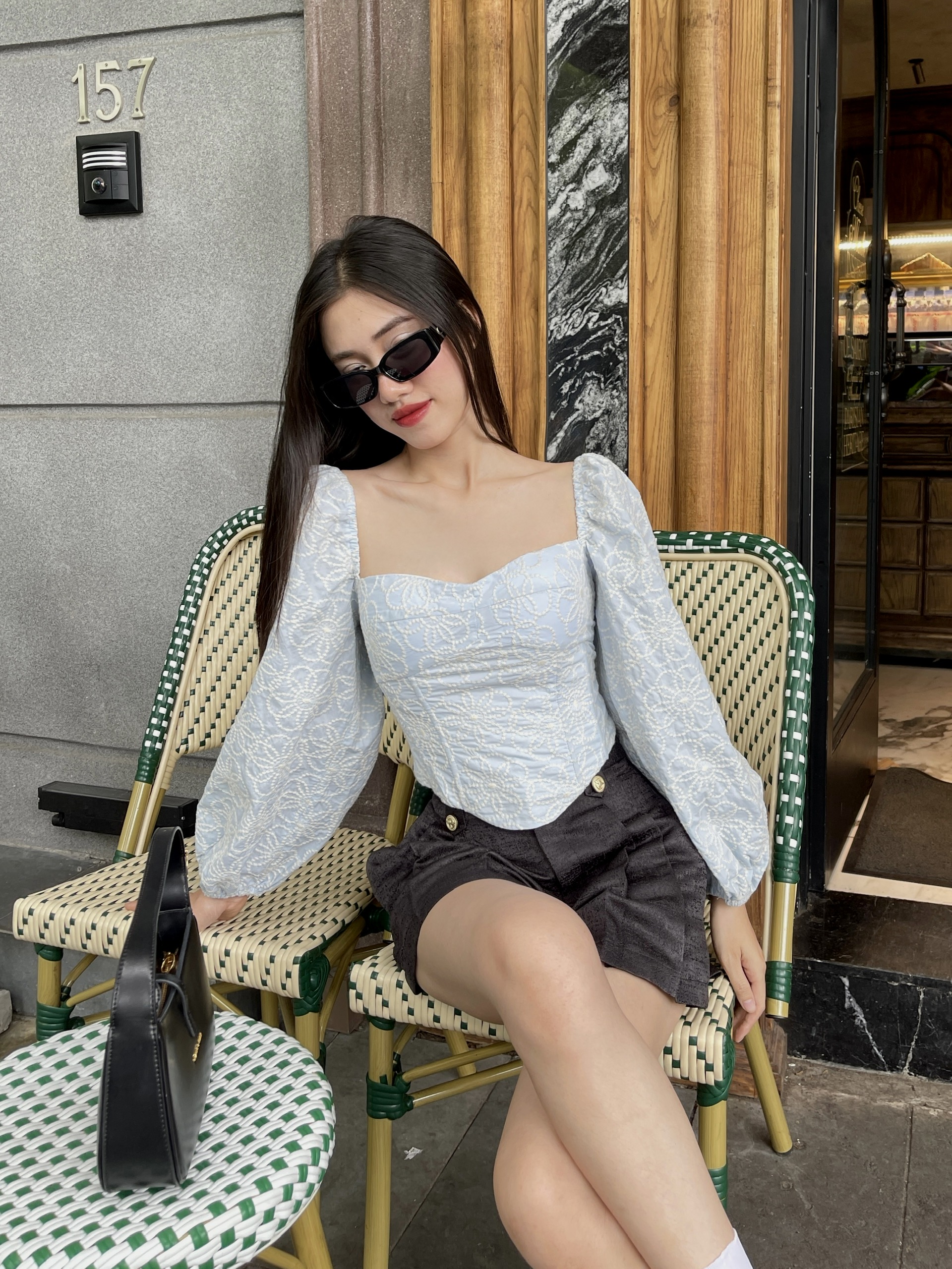 Áo croptop tay dài vải thêu hoa phối gọng corset màu xanh nhạt - hoo design