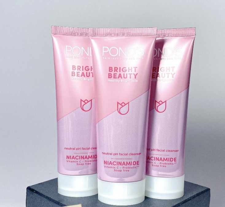 Sữa rửa mặt làm sáng da pond’s white beauty