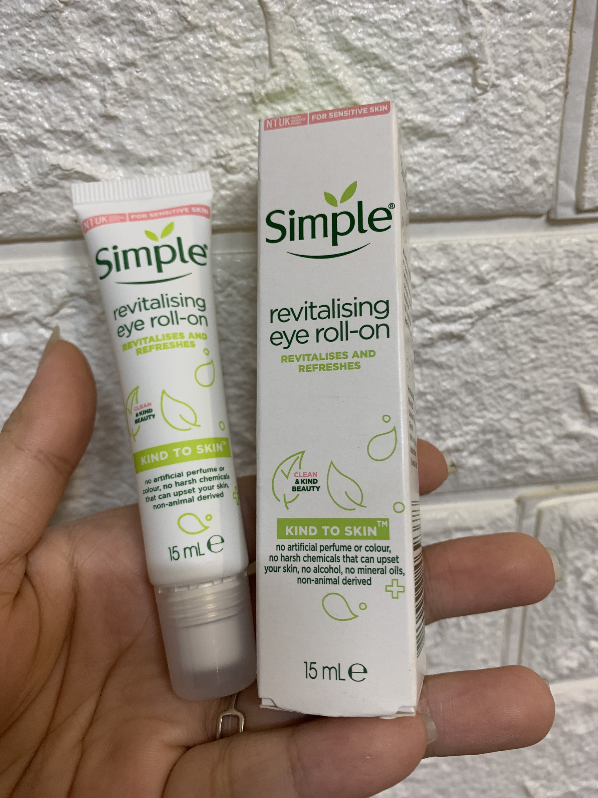 Kem Lăn Dưỡng Mắt Simple Revitalising Eye Roll-On 15ml