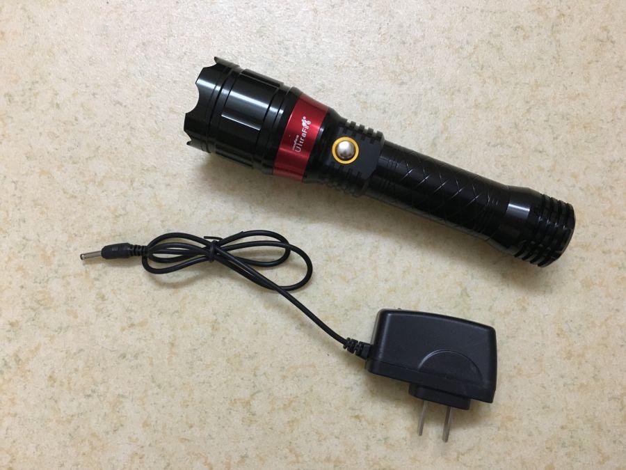 Đèn pin siêu sáng và laser tia đỏ 2 trong 1