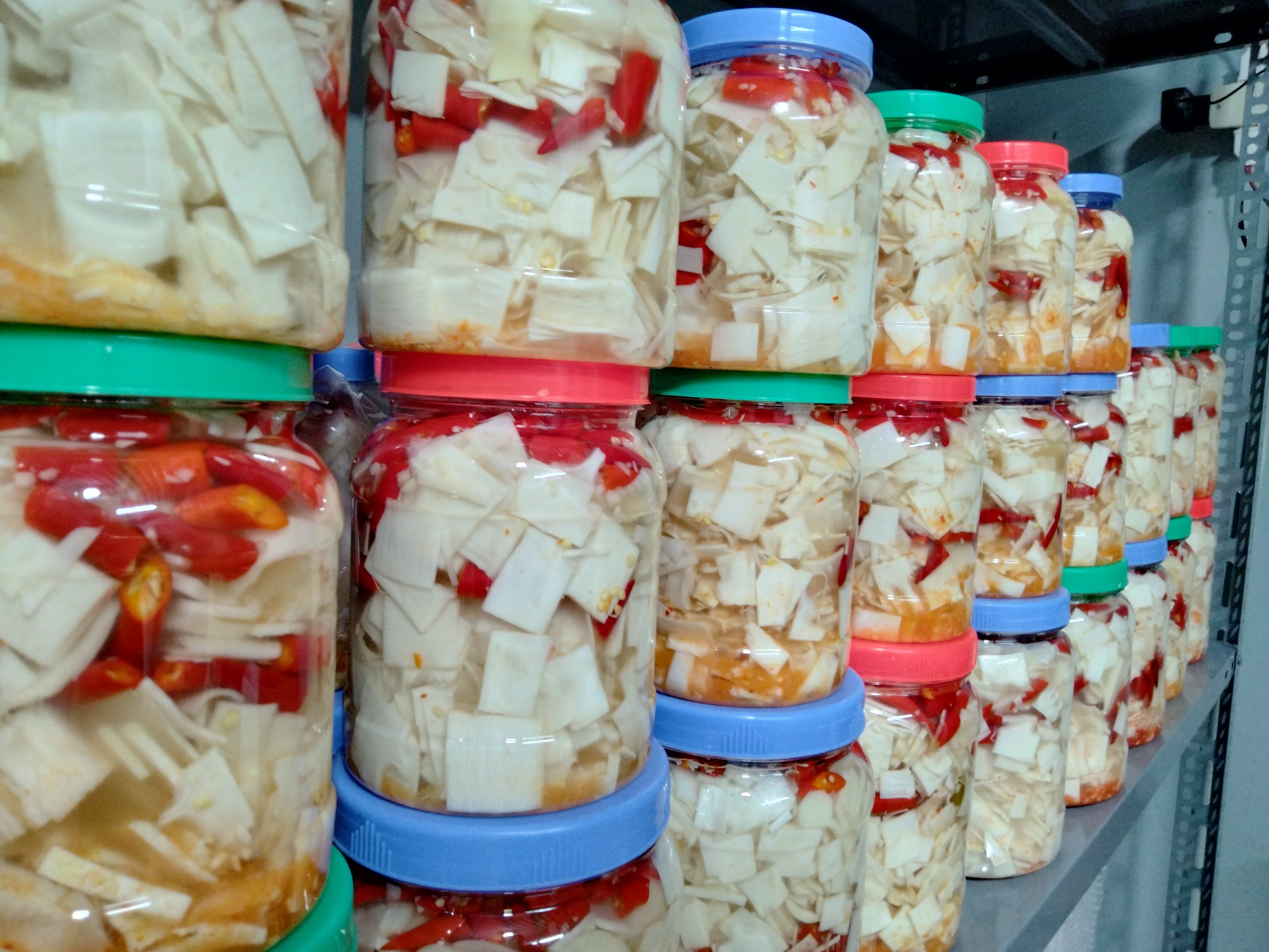 Măng tre ngâm tỏi ớt - măng ớt quê hộp 2kg