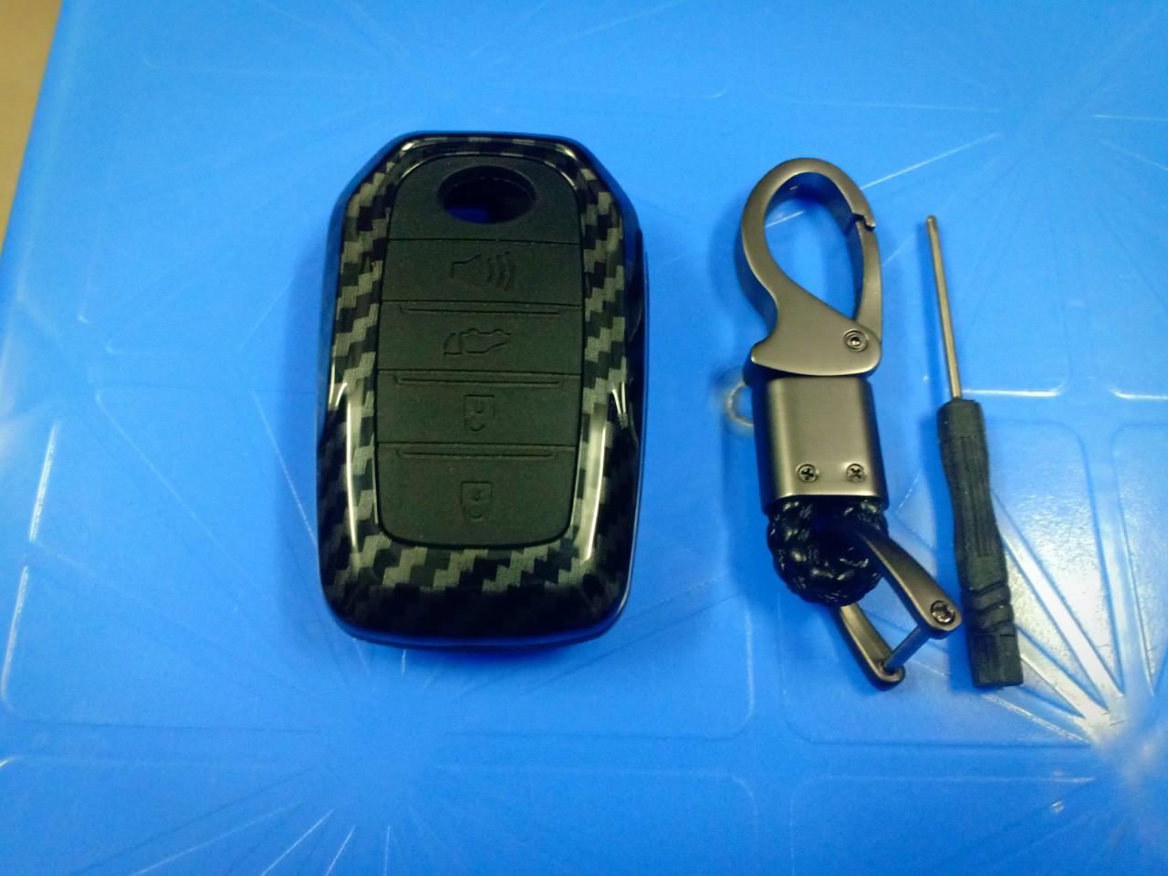 Bao Da Chìa Khóa Xe Toyota Camry, Fortuner Mẫu Carbon chìa thông minh bản 4 nút Có Móc Khóa Đi Kèm - Kiểu Dáng Sang Trọng, Độ Bền Cao, BảoVệ Chìa Khóa Tránh Trầy Xước Chống Va Đập