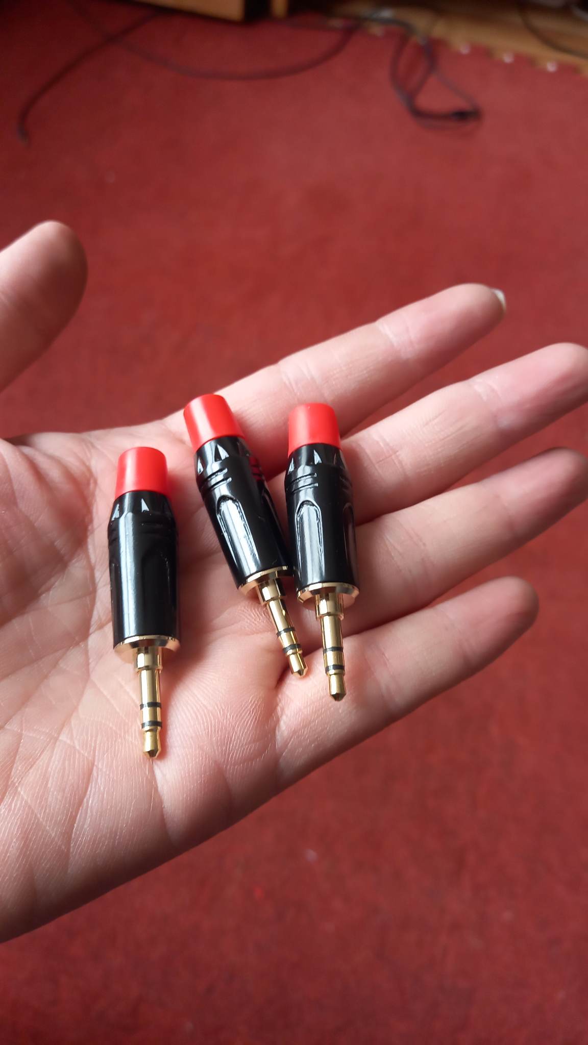 1 jack 3.5mm jack 3 ly đuôi cao su màu đỏ đen jack cắm chân đồng mạ vàng