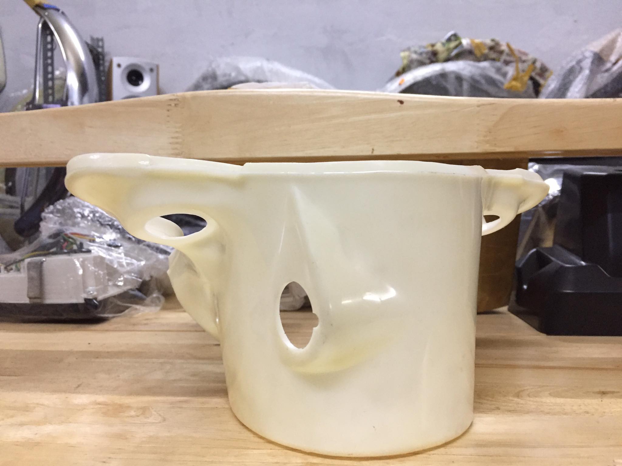 Ốp dưới đầu đèn (bợ cổ) cub 81-86 nhựa trắng chưa sơn