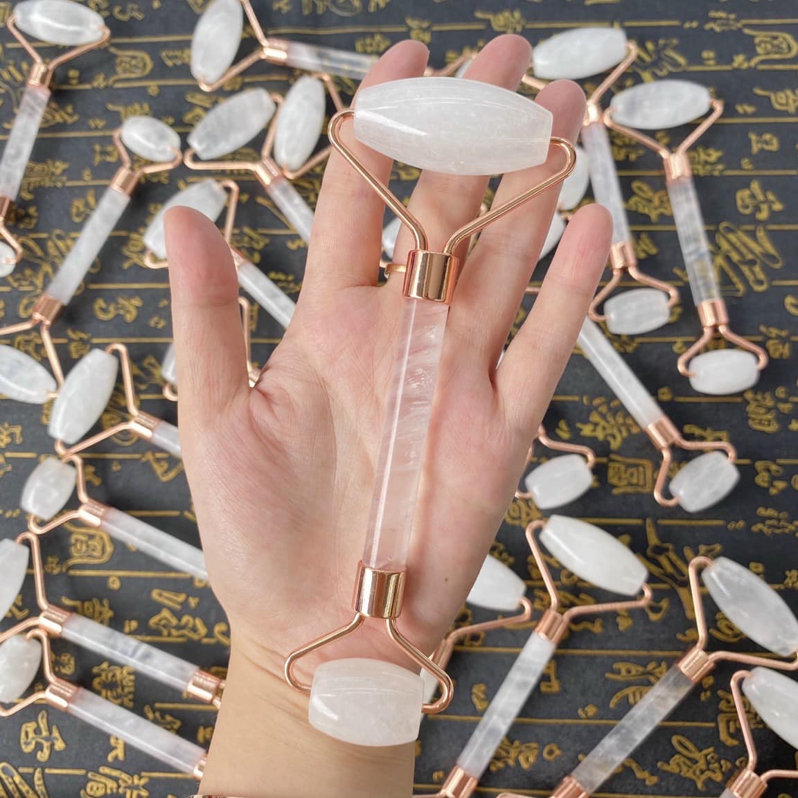 Thanh lăn đá massage Thạch Anh Trắng đá tự nhiên 100% ( Gíup thư giàn - căng bóng da mặt )