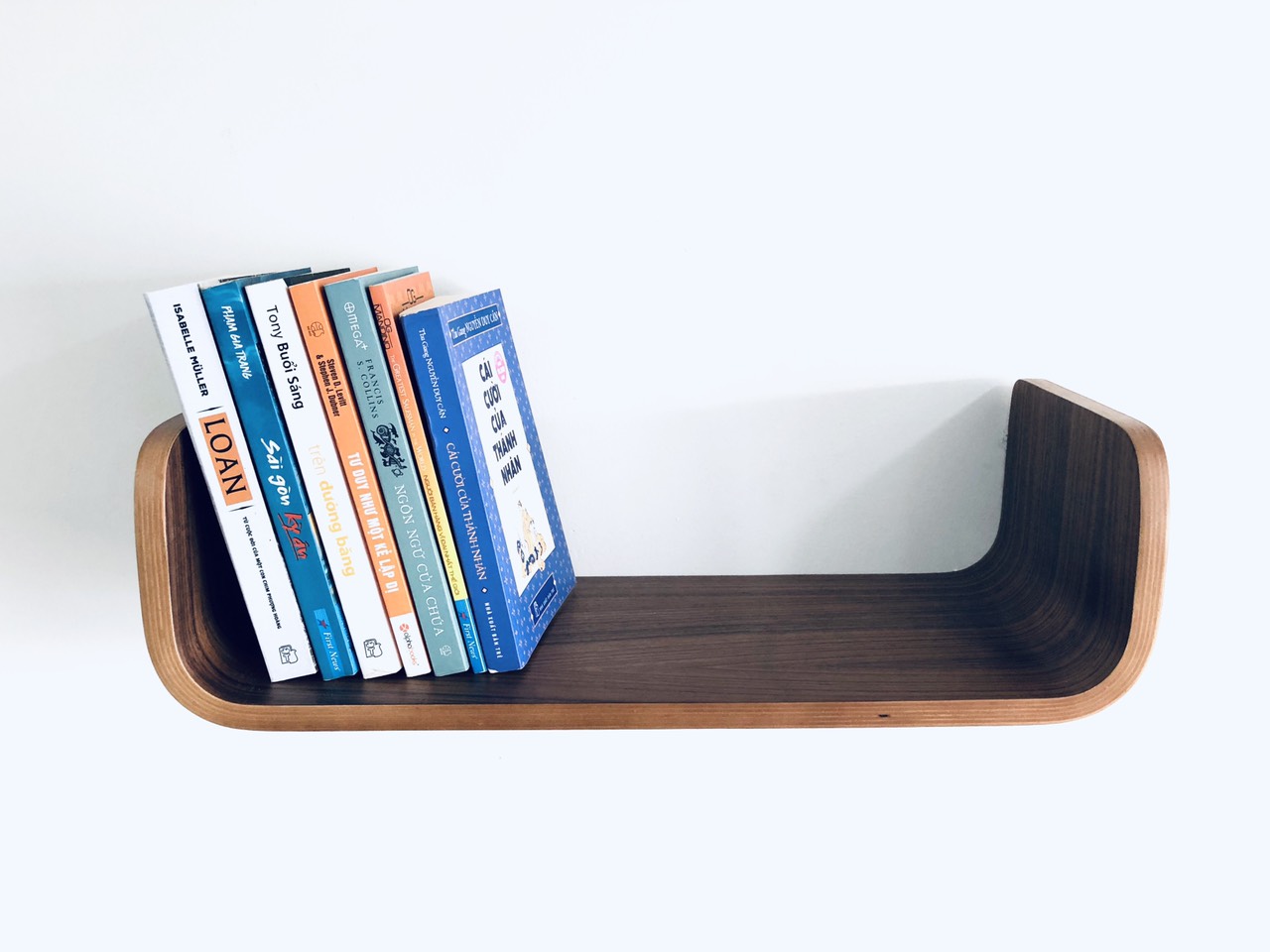Kệ sách treo tường uốn cong Plyconcept Book Shelf -Màu Gỗ Walnut
