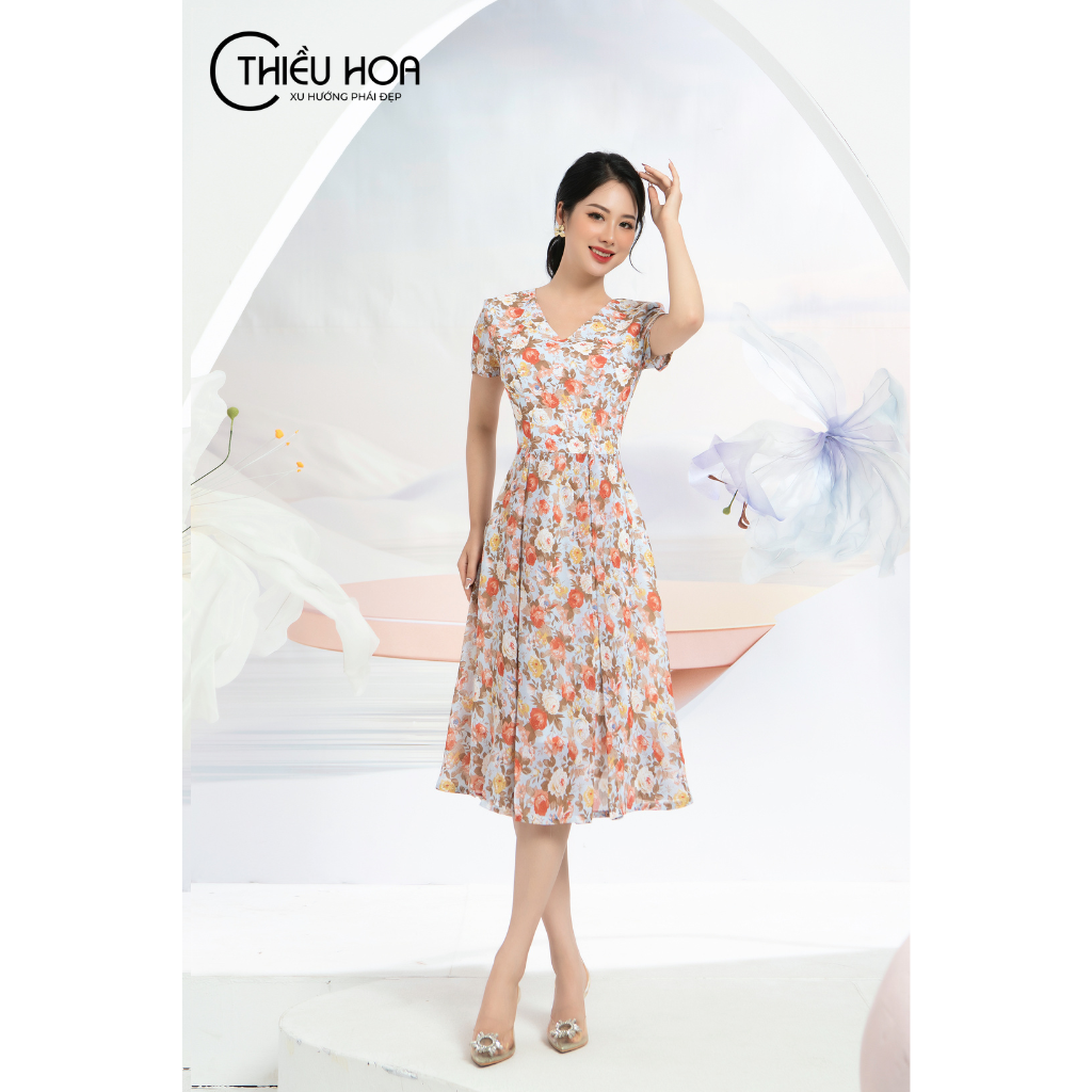 Đầm hoa nữ trung niên thiết kế hoa cam nổi bật trên nền xanh thương hiệu Thiều Hoa L0811