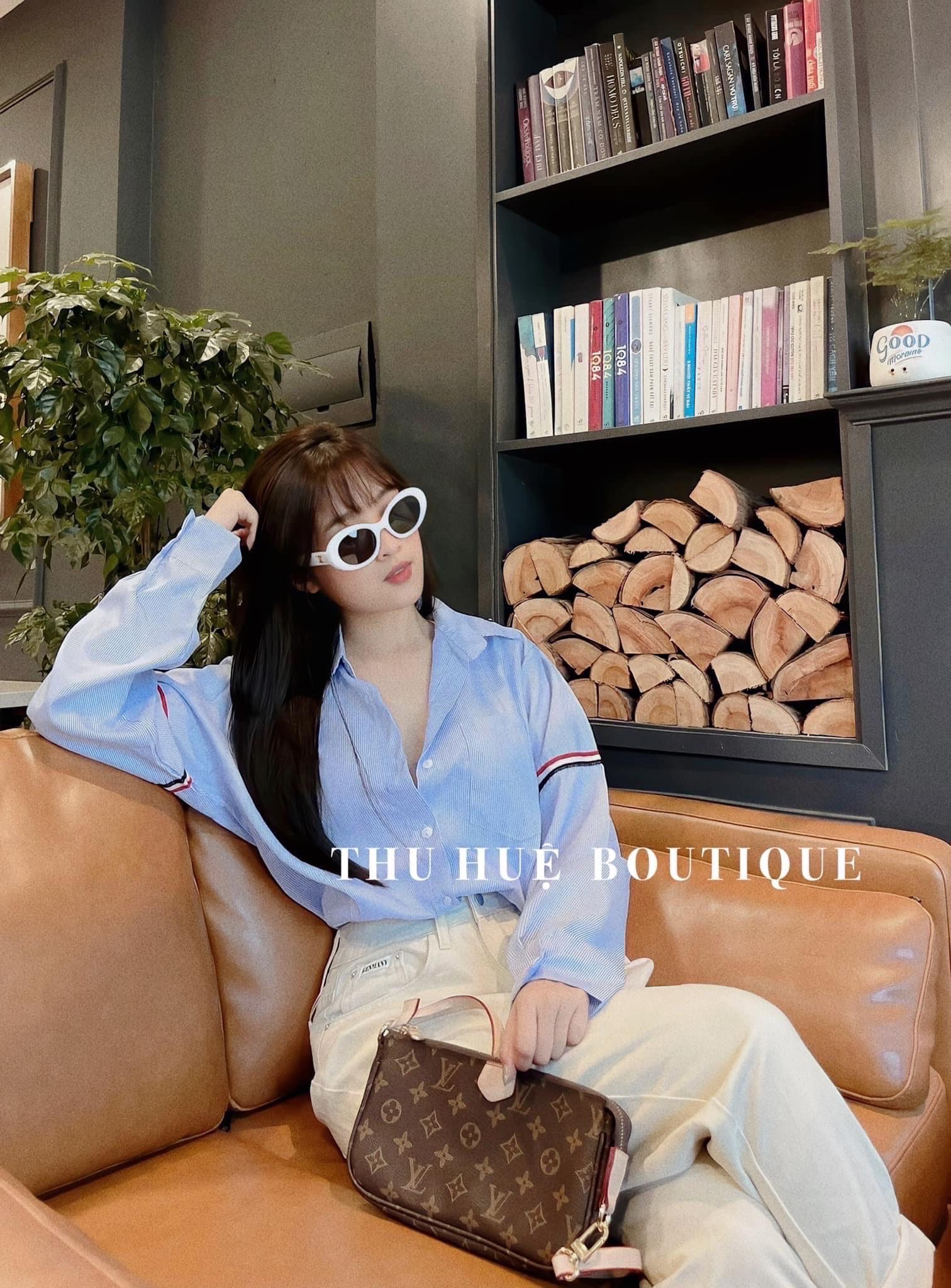 Áo sơ mi kẻ sọc xanh viền tay