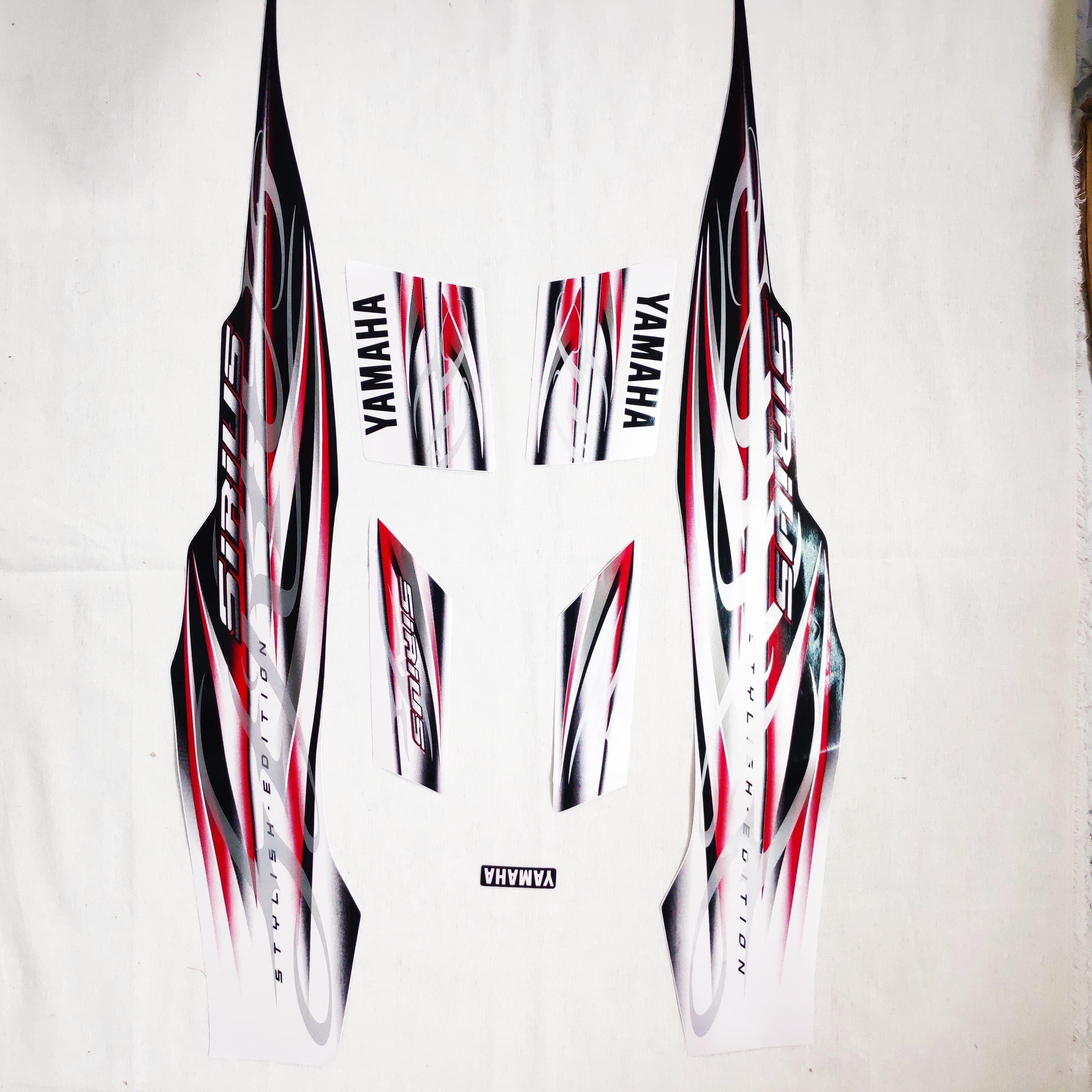 [DECAL XE] TEM DÁN XE SIRIUS 3 LỚP ĐỜI 2013 SẮC NÉT (MÀU TRẮNG ĐEN)