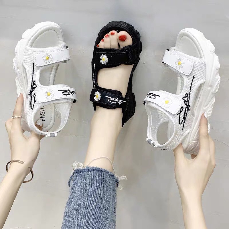 Sandal nữ 2 quai dán hoa cúc viền chữ ký mới kiểu dáng cực đẹp