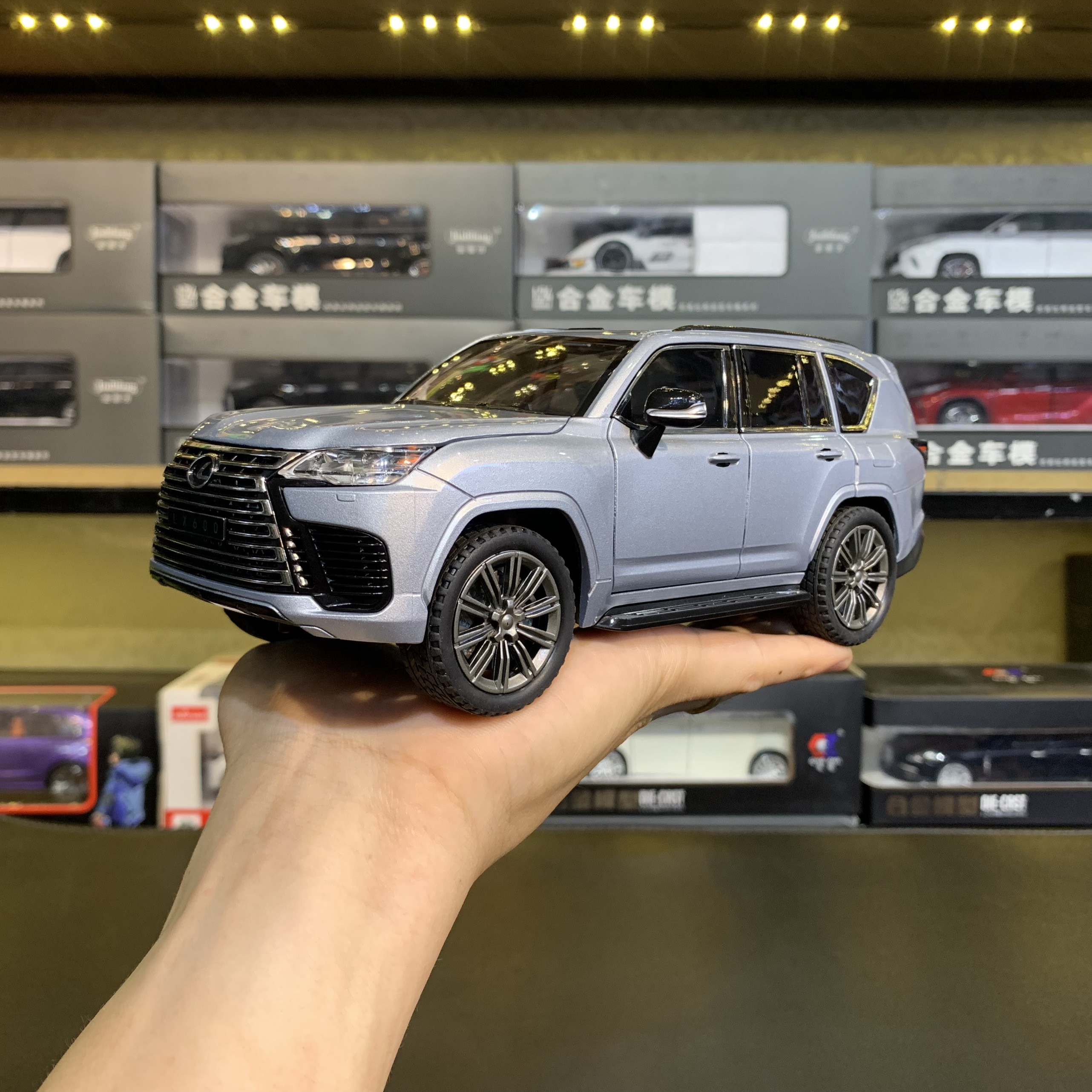 Mô hình xe lexus lx600 tỉ lệ 1:24 chimei