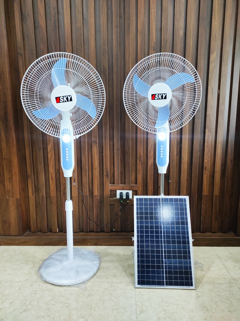 Quạt tích điện SKY sử dụng năng lượng mặt trời, sử dụng liên tục trong 10h, bảo hàng 12 tháng