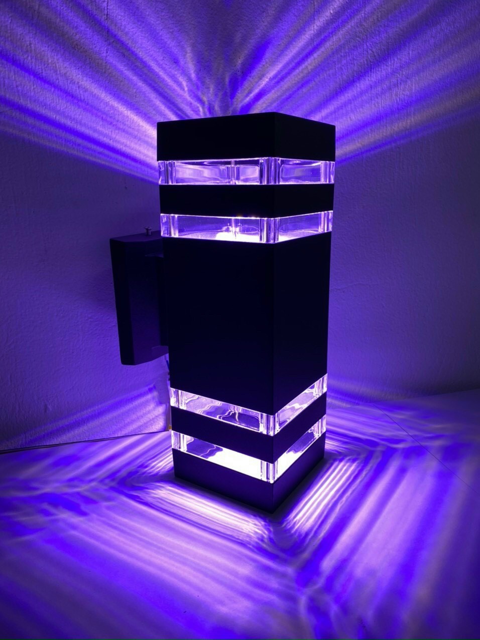 ĐÈN GẮN TƯỜNG NGOÀI TRỜI TRỤ HAI ĐẦU VUÔNG 03 ÁNH SÁNG (TÍM, XANH DƯƠNG, TRẮNG). GIÁ ĐÃ BAO GỒM BÓNG LED