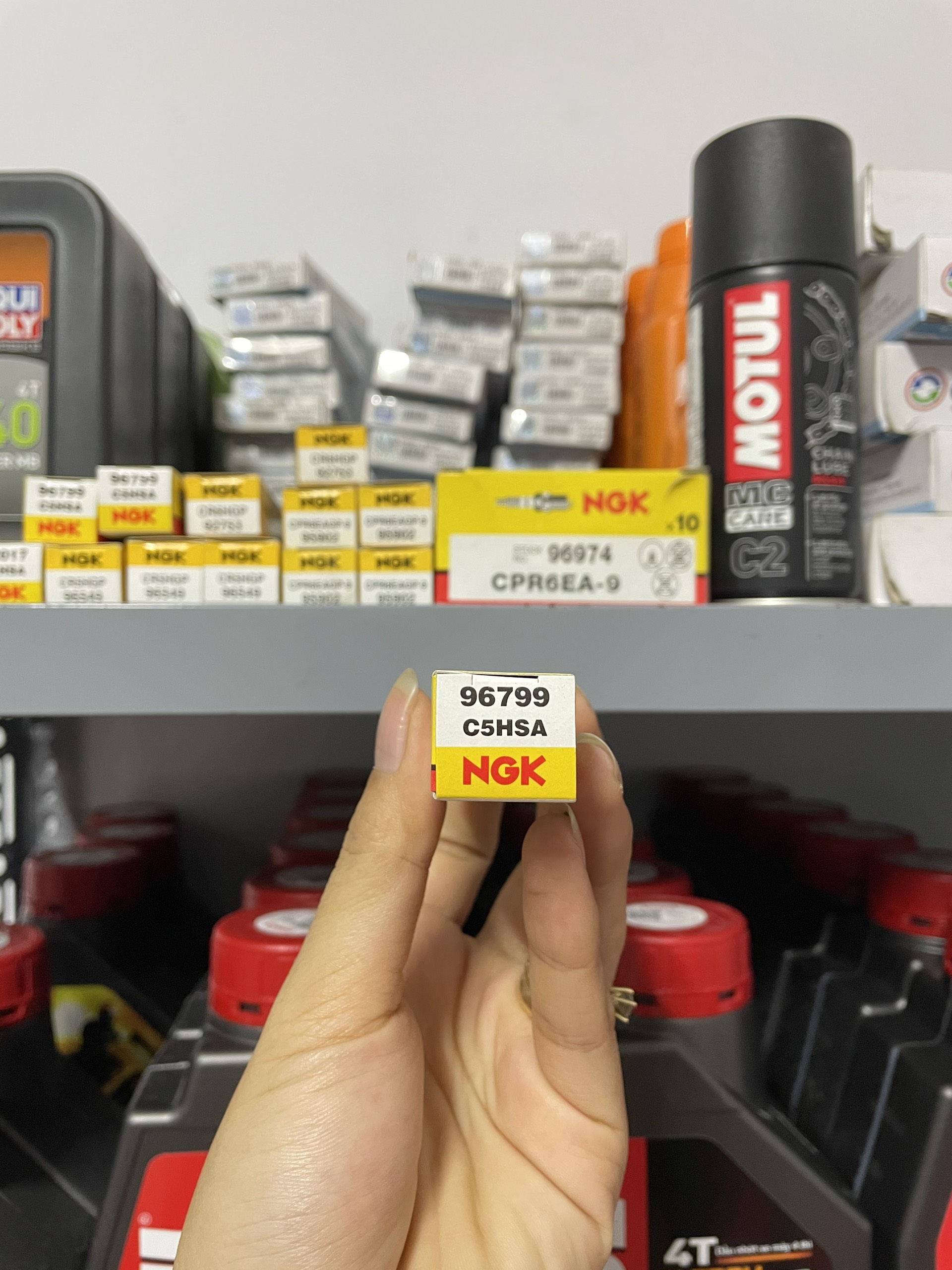 BUGI NGK C5HSA lắp cho xe Dream - Wave ( CHÂN NGẮN ) và dùng được cho xe Cup