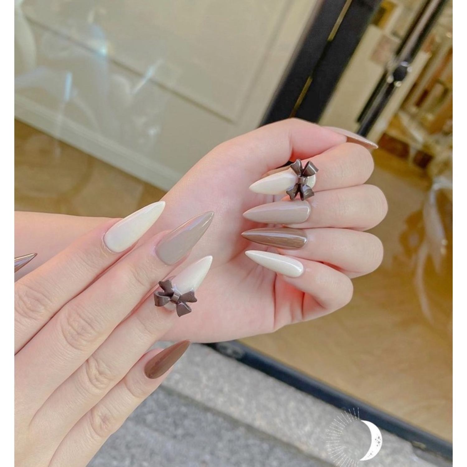 Móng úp thiết kế màu nâu trơn đính nơ đơn giản Cebi.nailbox c066