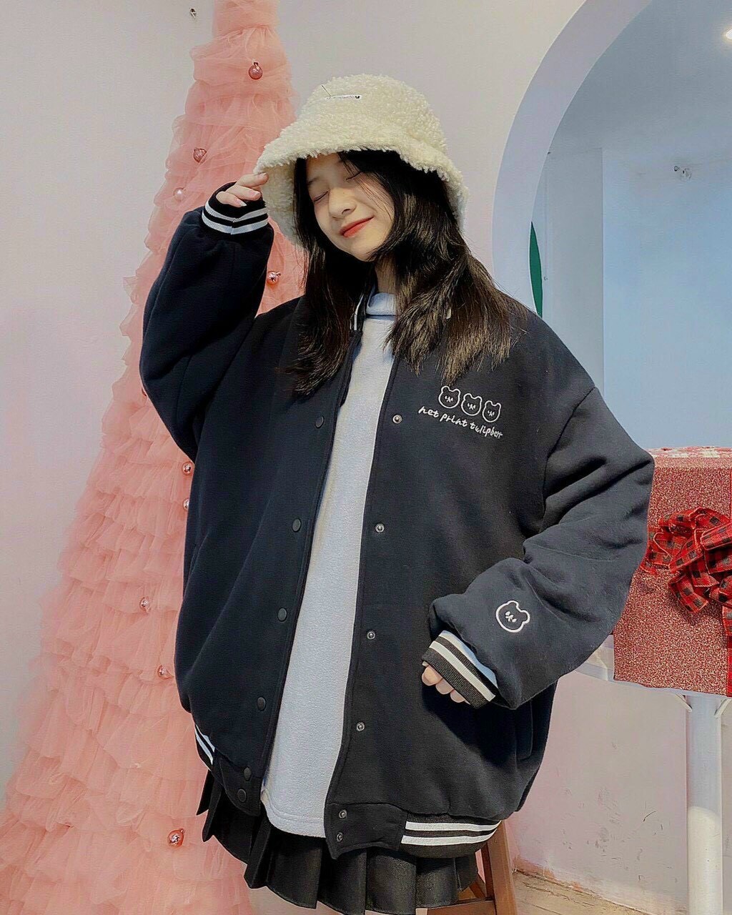 Áo khoác bomber nữ Black in hình gấu bên ngực xinh xẻo, áo khoác bomber trơn form đẹp chất nỉ ngoại êm mềm mịn.