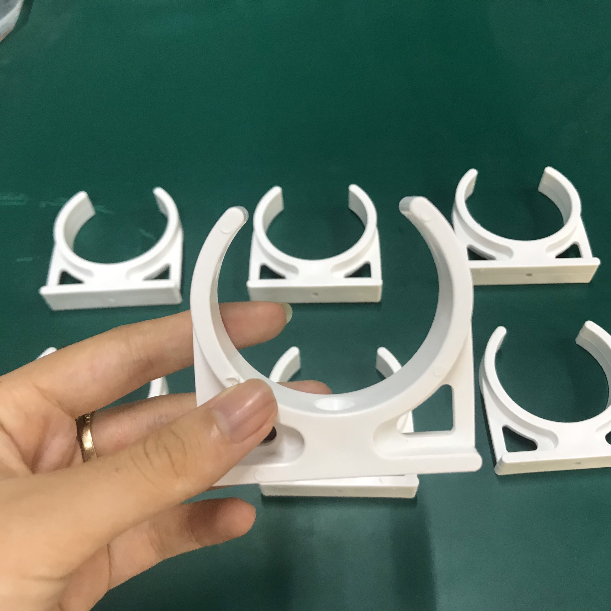 Càng kẹp màng, càng kẹp lõi lọc nước, càng kẹp màng Ro giúp giữ màng Ro gắn với giá treo máy