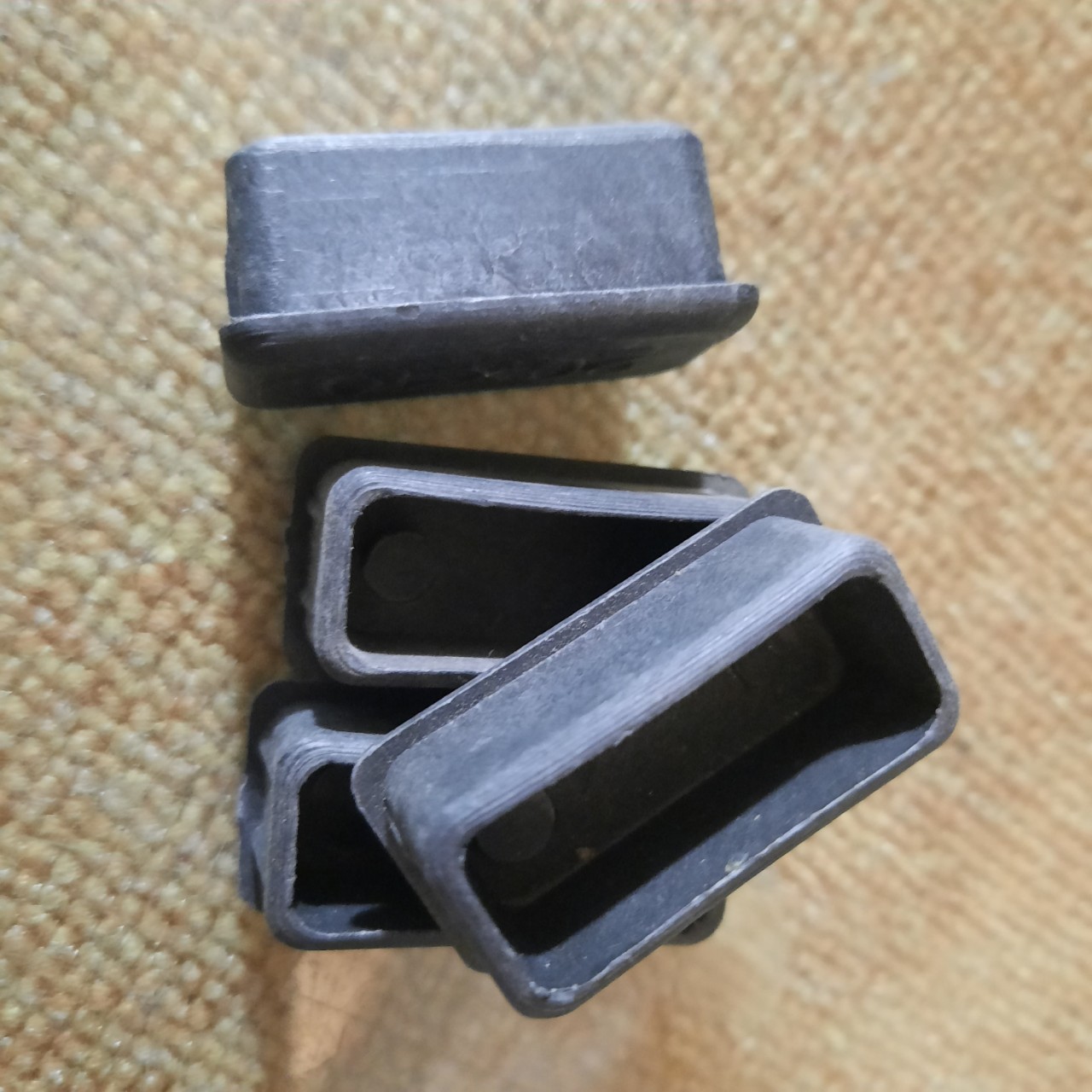 Bộ 12 chụp chân cao su bàn ghế vừa hộp 20mmX40mm ( chụp trong- màu đen)